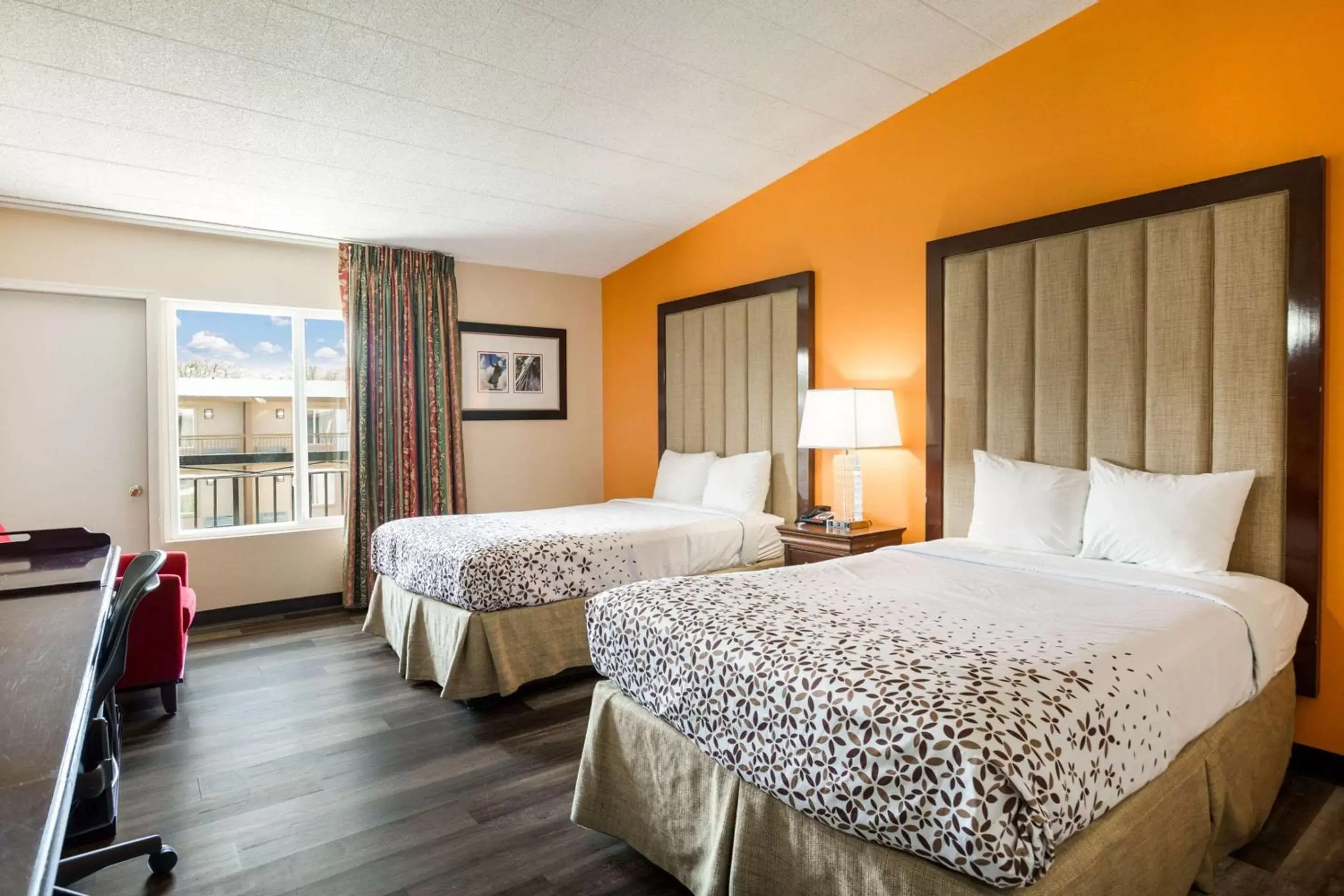 Photo of the whole room, Bed in Rodeway Inn & Suites Stroudsburg - Poconos