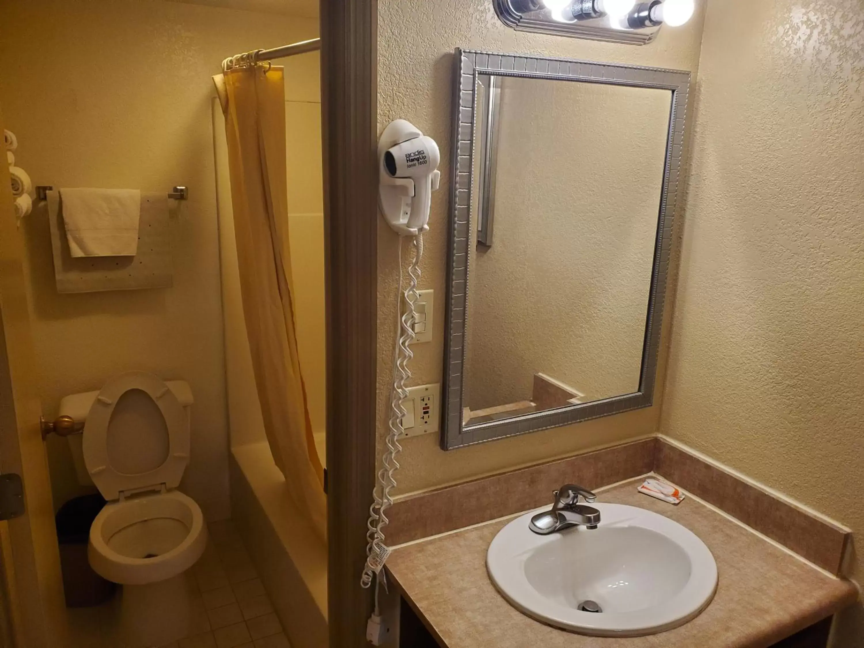 Bathroom in Colonial House Motel