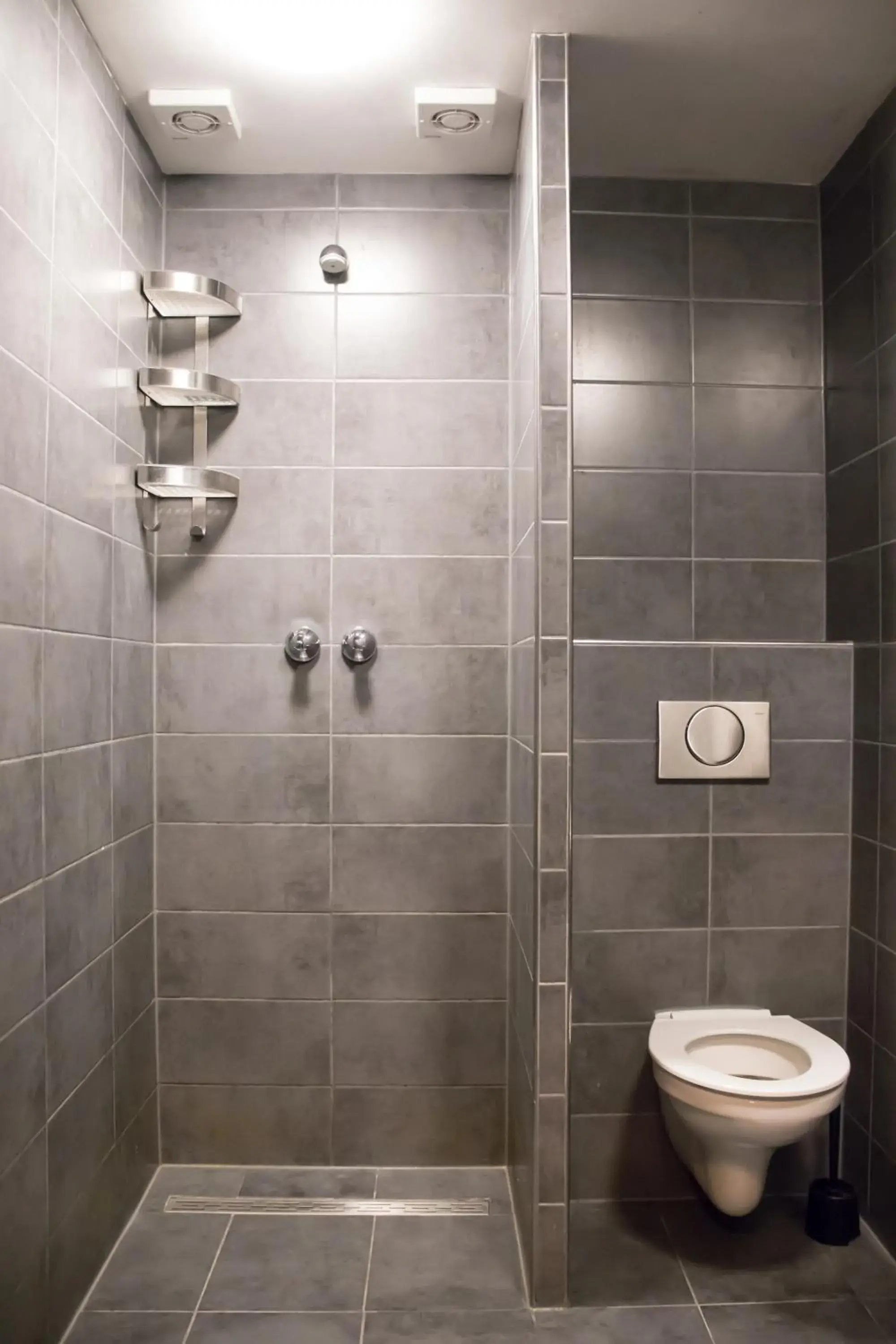 Bathroom in Amsterdam Hostel Sarphati