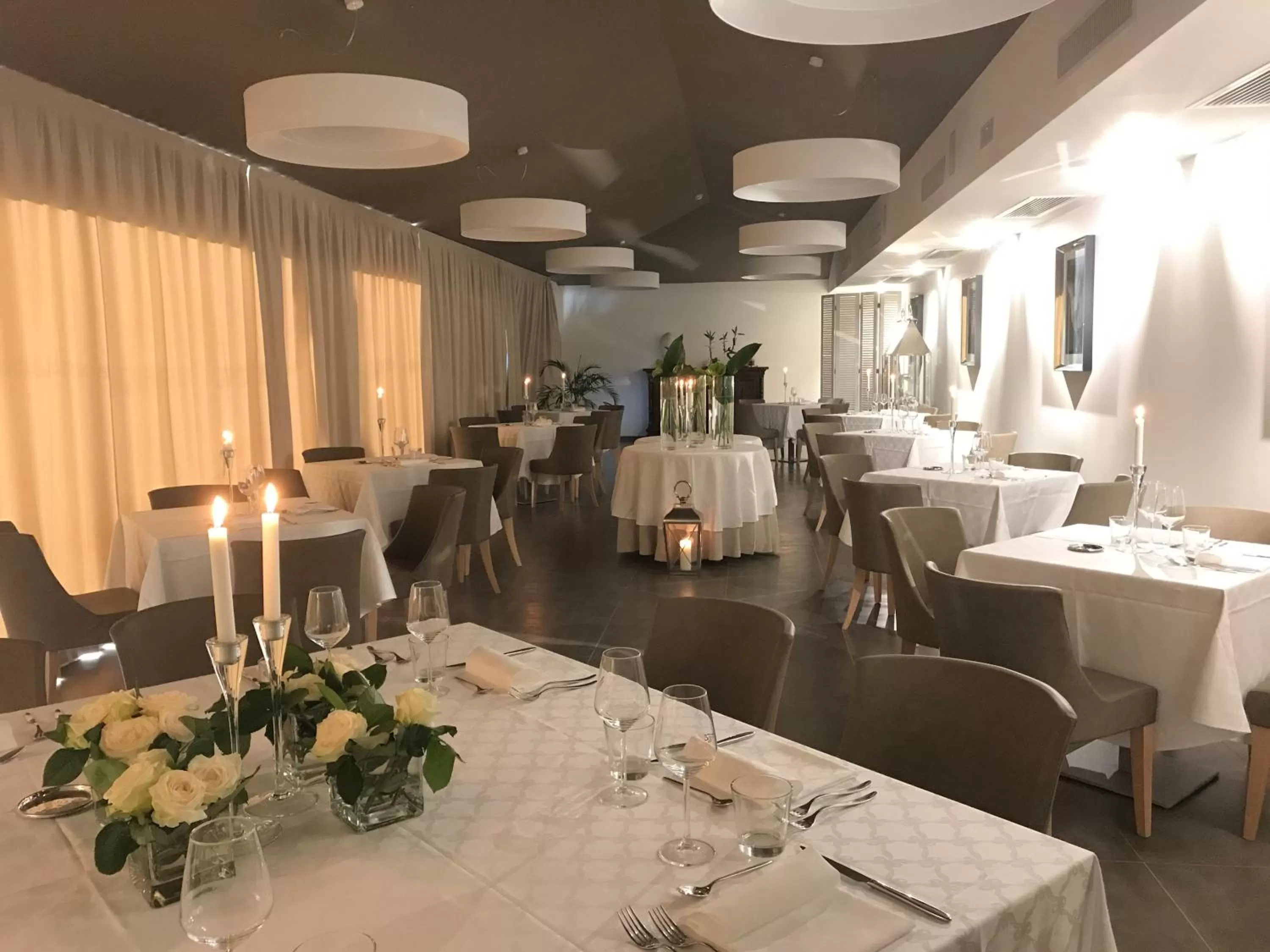 Restaurant/places to eat in Hotel De La Ville