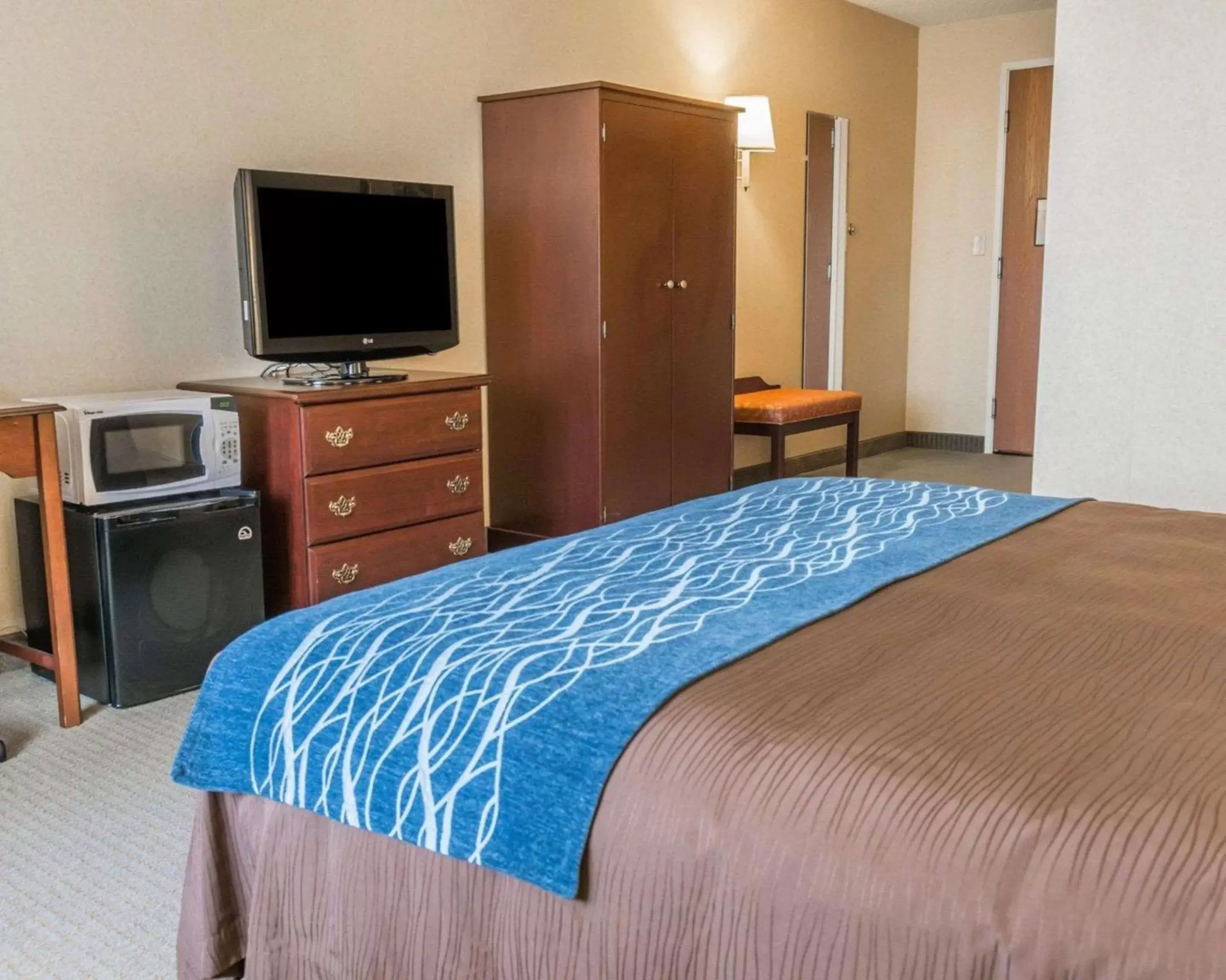 Photo of the whole room, TV/Entertainment Center in Rodeway Inn Mercer