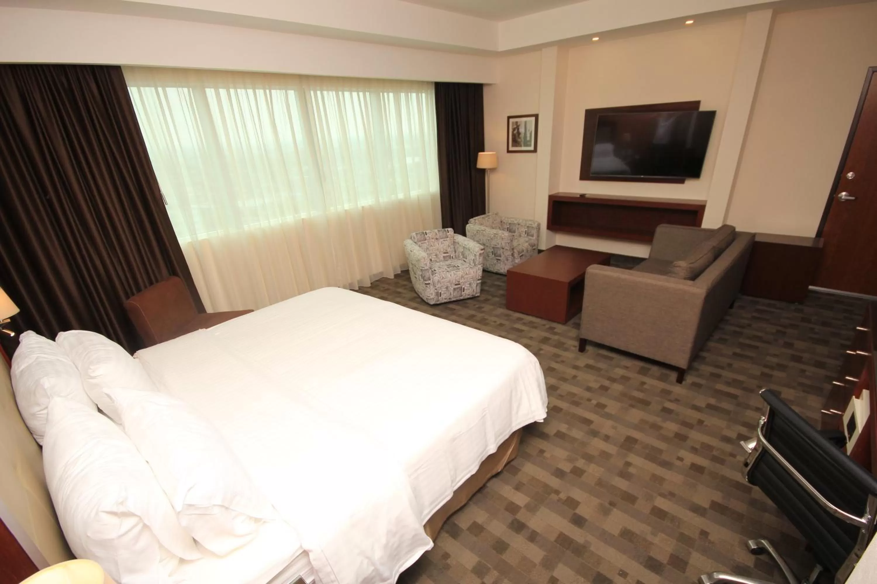 Bedroom, Bed in Holiday Inn & Suites Plaza Mayor by IHG