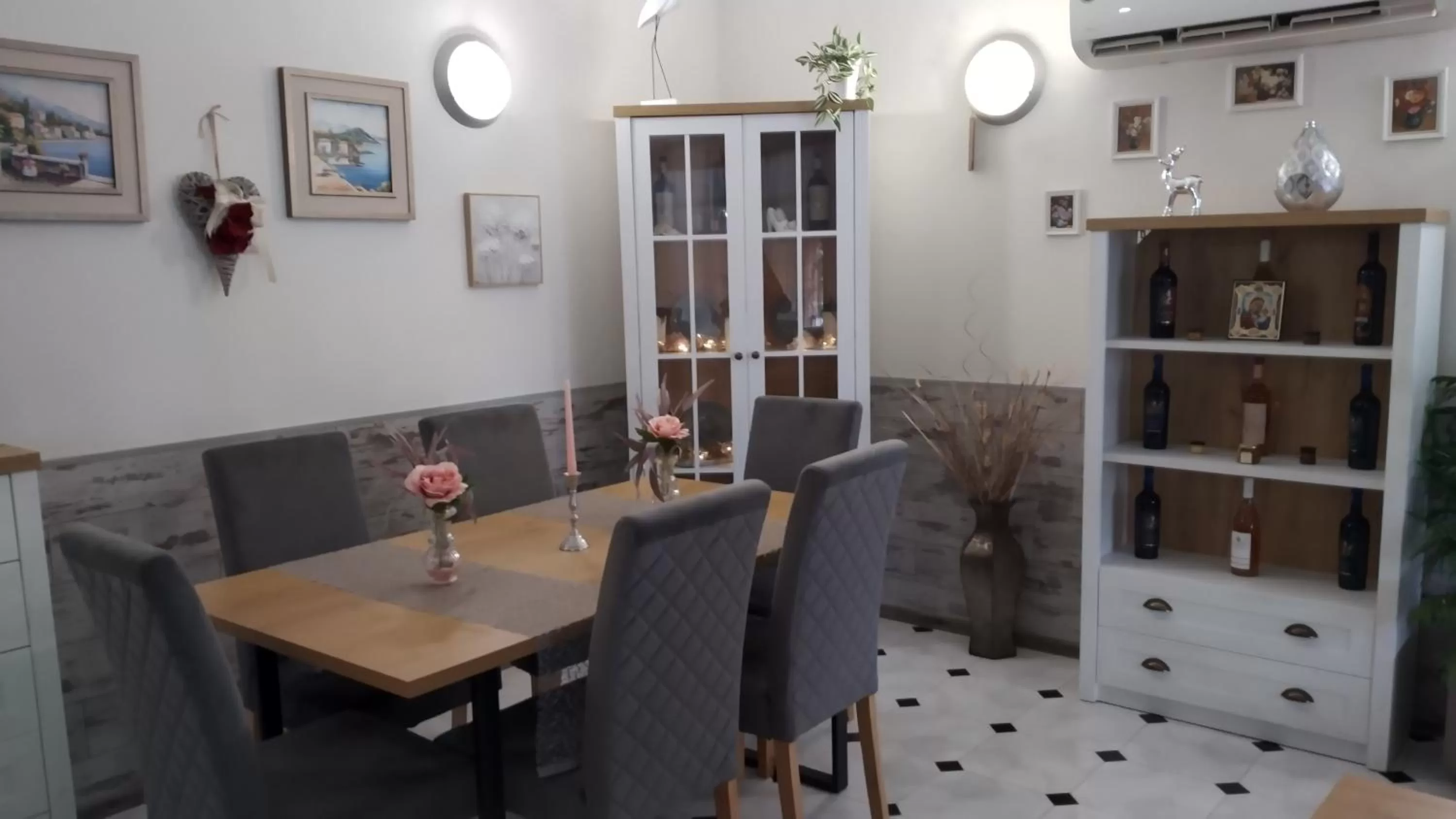 Restaurant/places to eat in Victoria Family Hotel