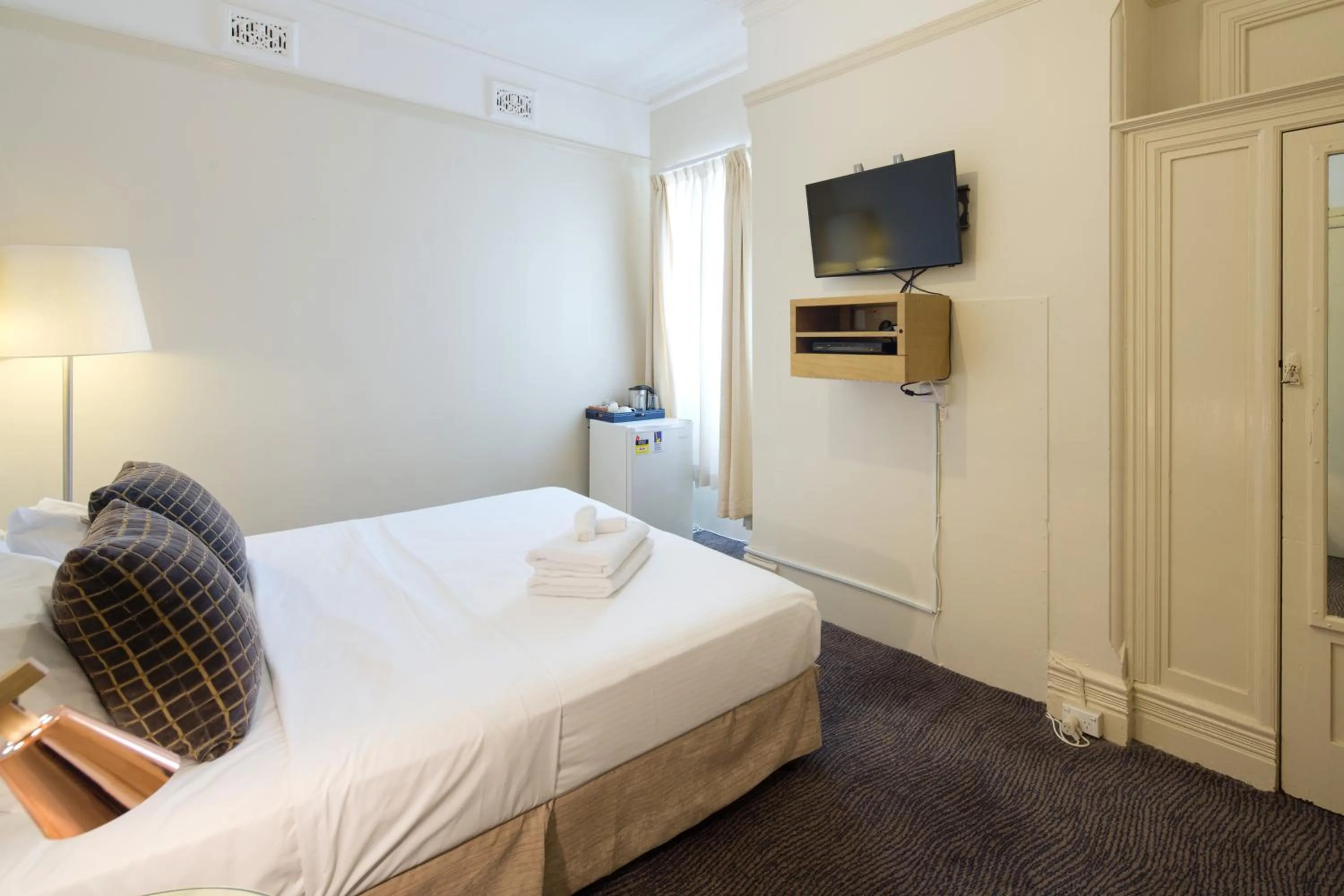 Photo of the whole room, Bed in Neutral Bay Lodge