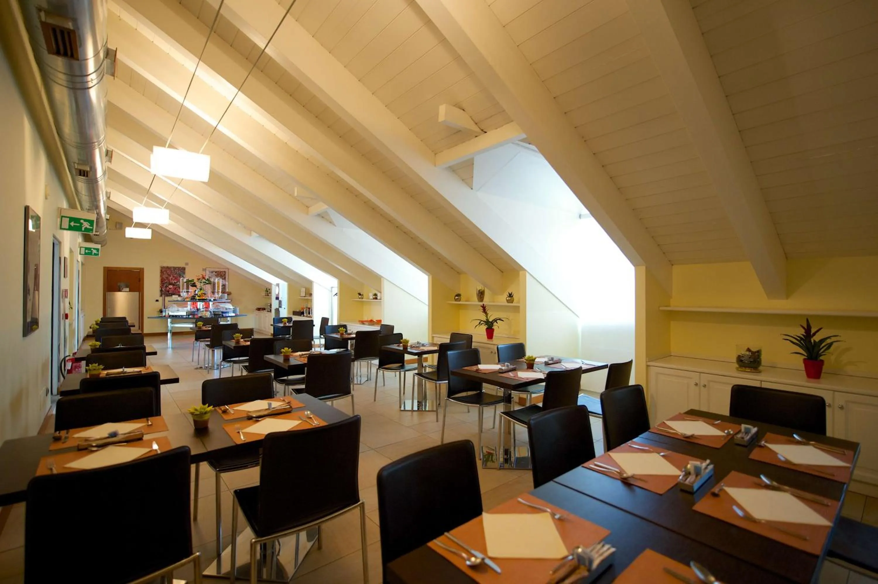 Restaurant/places to eat in Best Western Crystal Palace Hotel