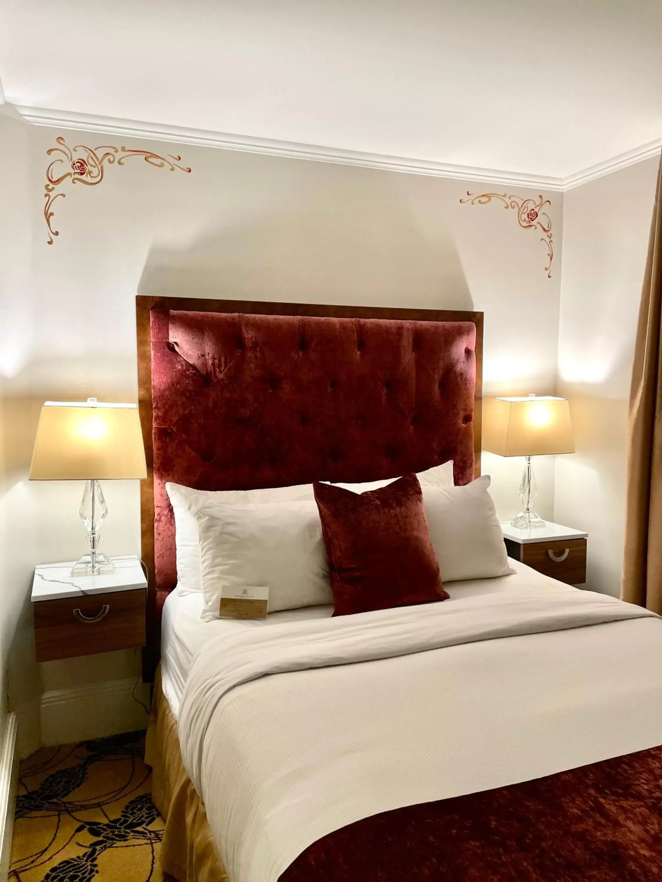 Bedroom, Bed in Hotel Manoir D'Auteuil