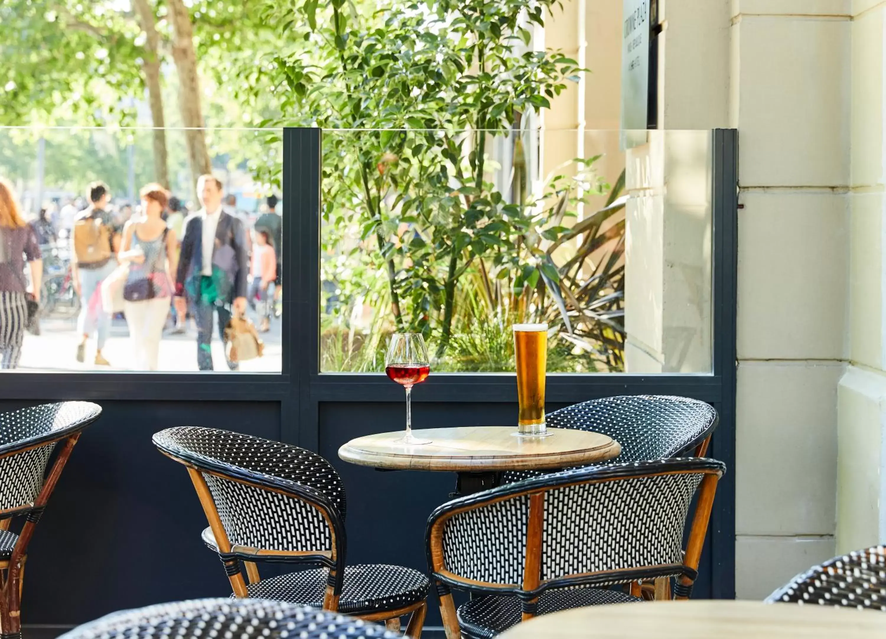 Lounge or bar in Crowne Plaza Paris République, an IHG Hotel