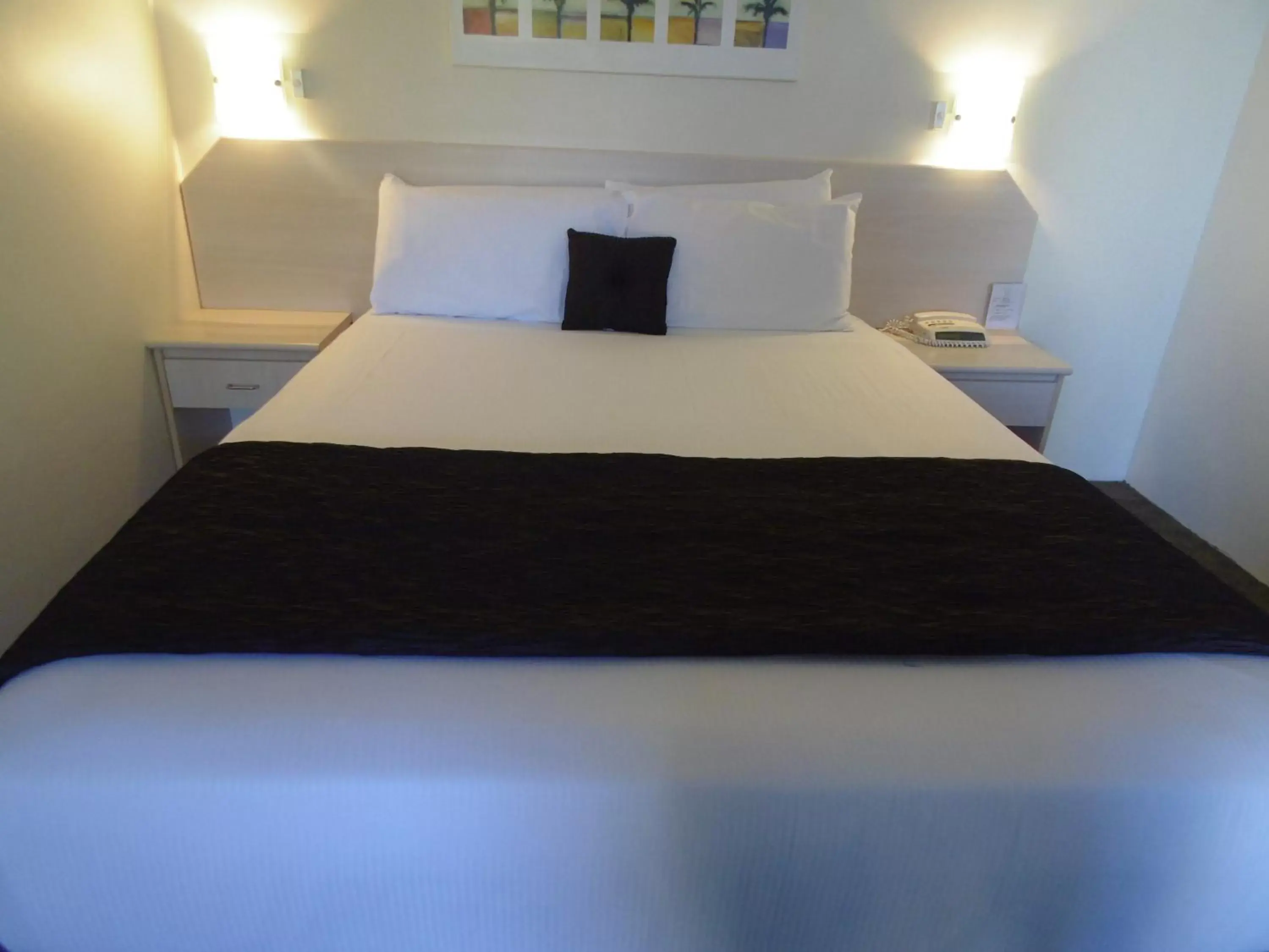 Bed in Comfort Inn All Seasons