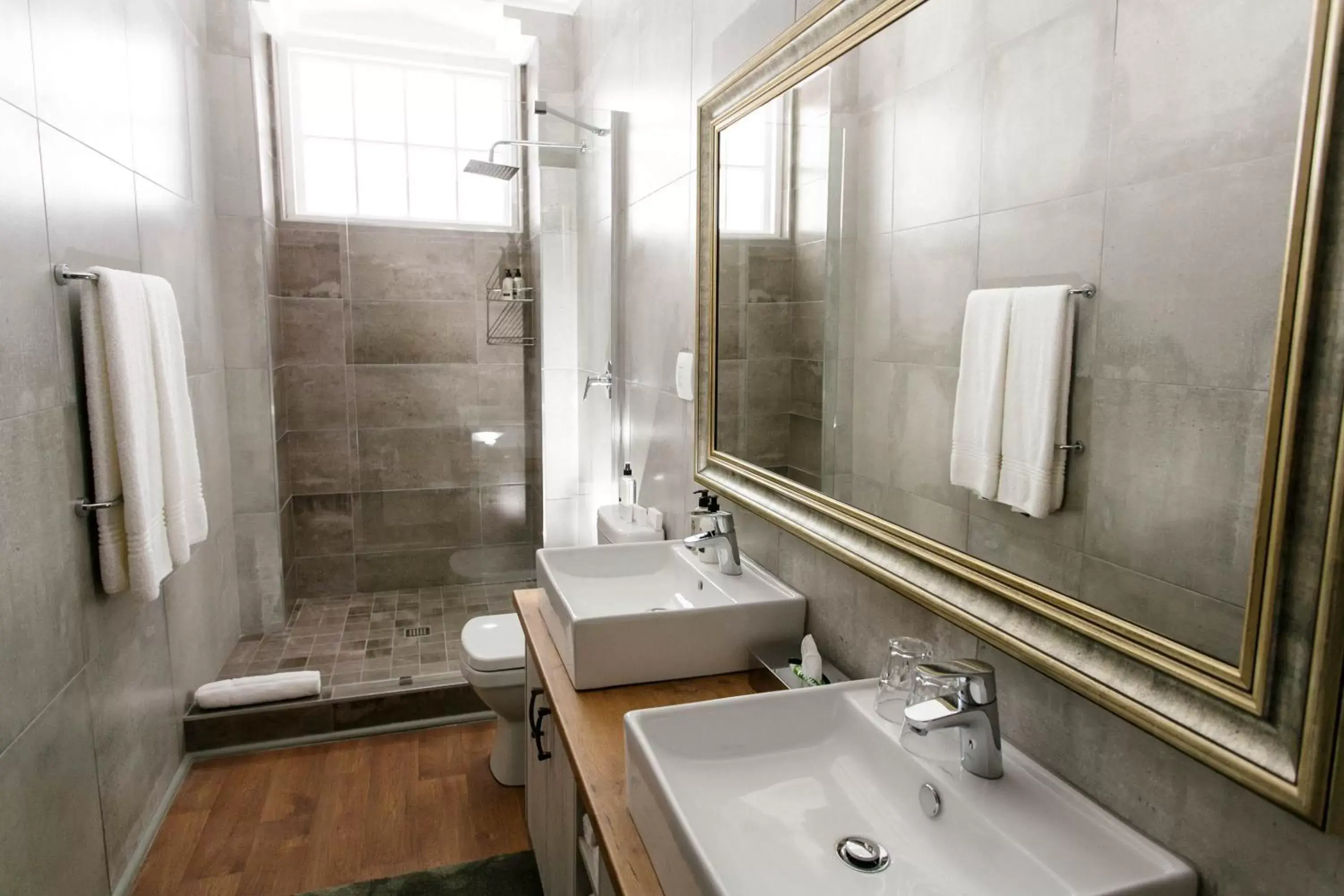 Bathroom in Queens Hotel by BON Hotels