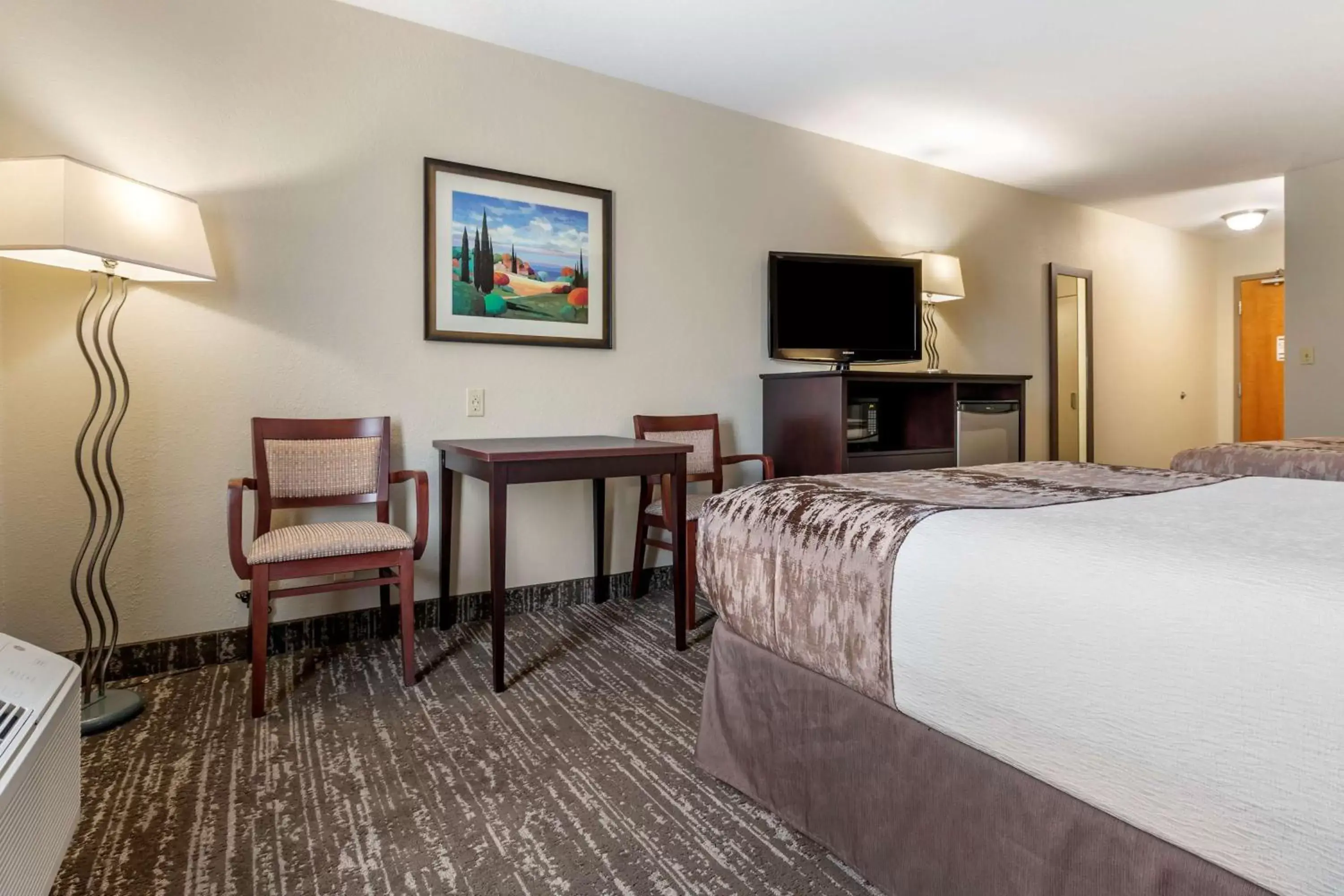 Bedroom, TV/Entertainment Center in Best Western Plus Pembina Inn & Suites