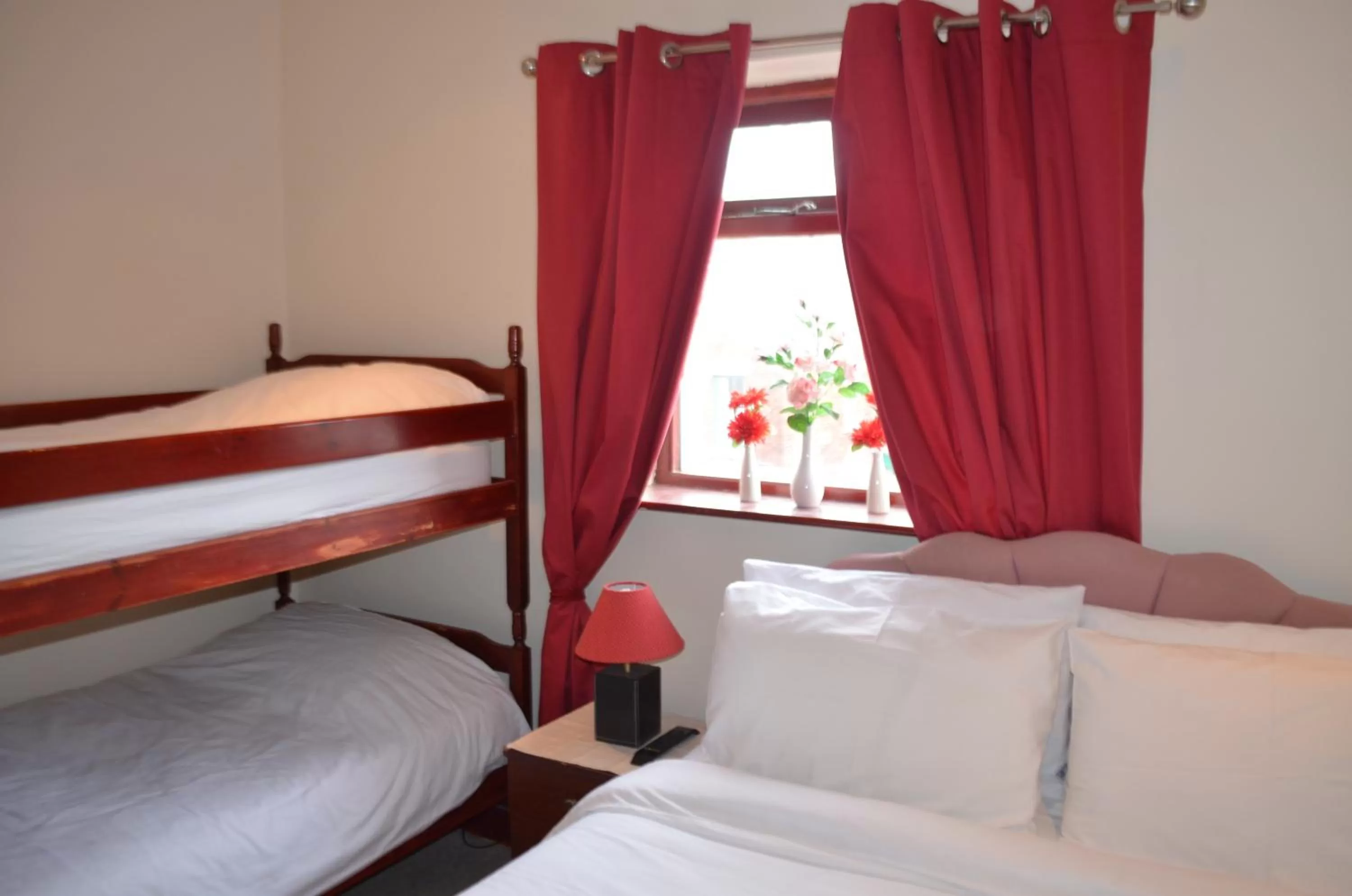 Photo of the whole room, Bed in Lyndhurst Hotel