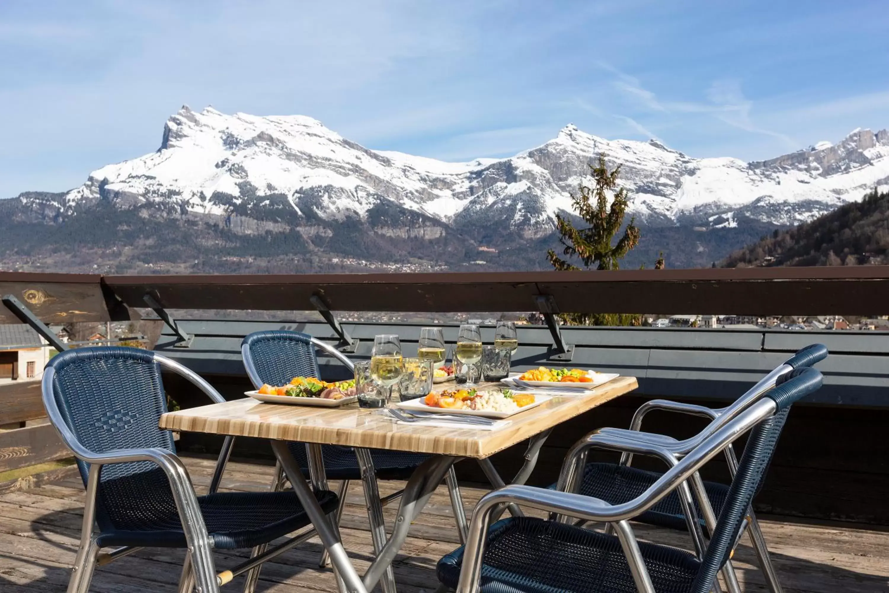Patio, Mountain View in SOWELL HOTELS Mont Blanc et SPA