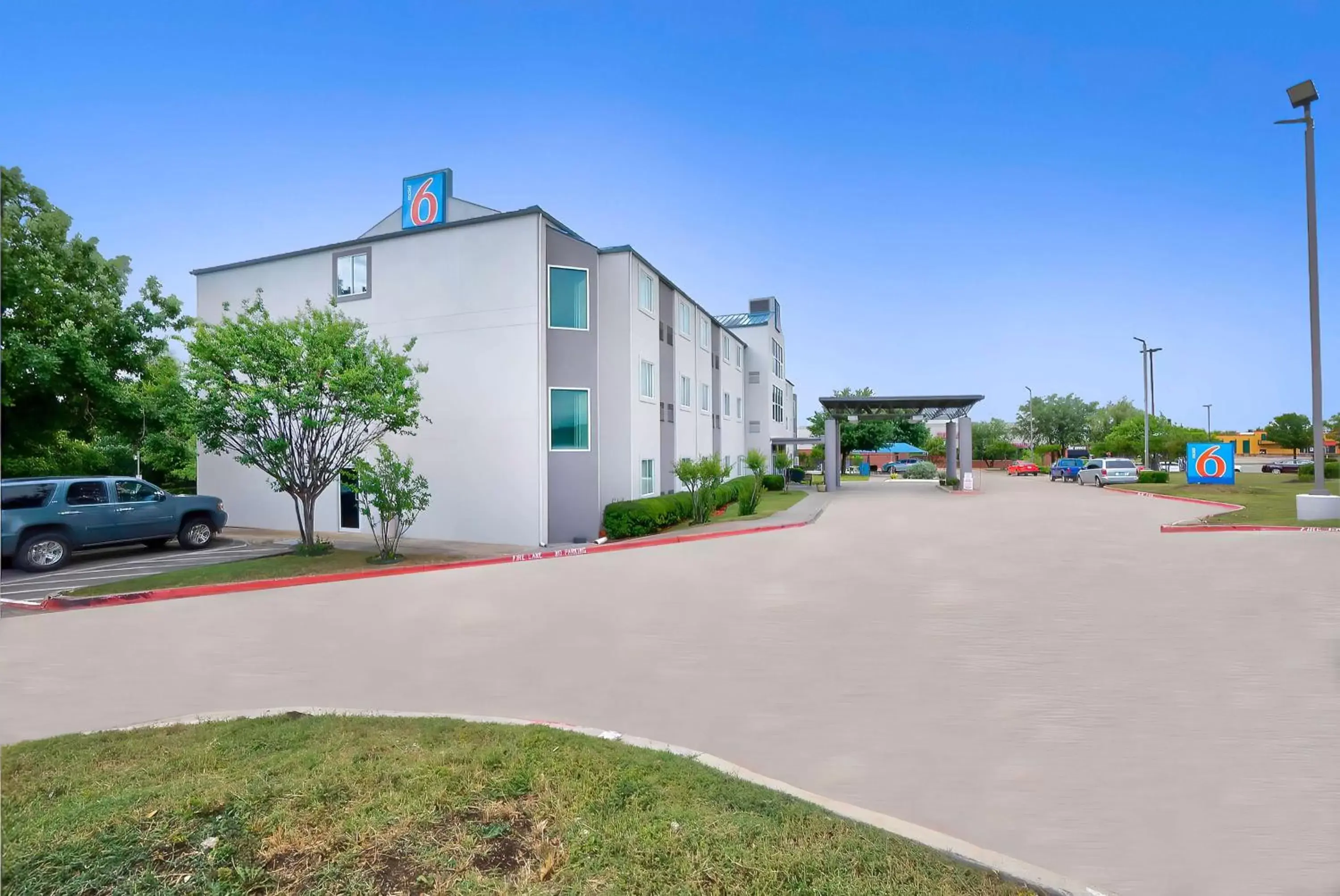 Property Building in Motel 6-Benbrook, TX - Fort Worth