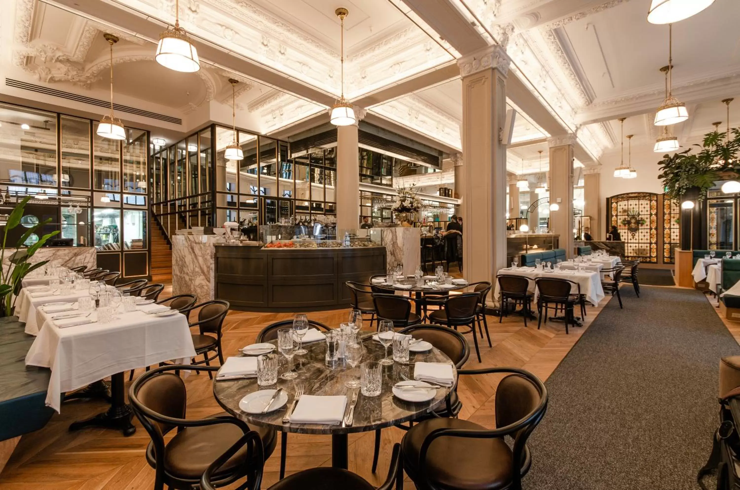 Restaurant/Places to Eat in Hôtel Birks Montréal