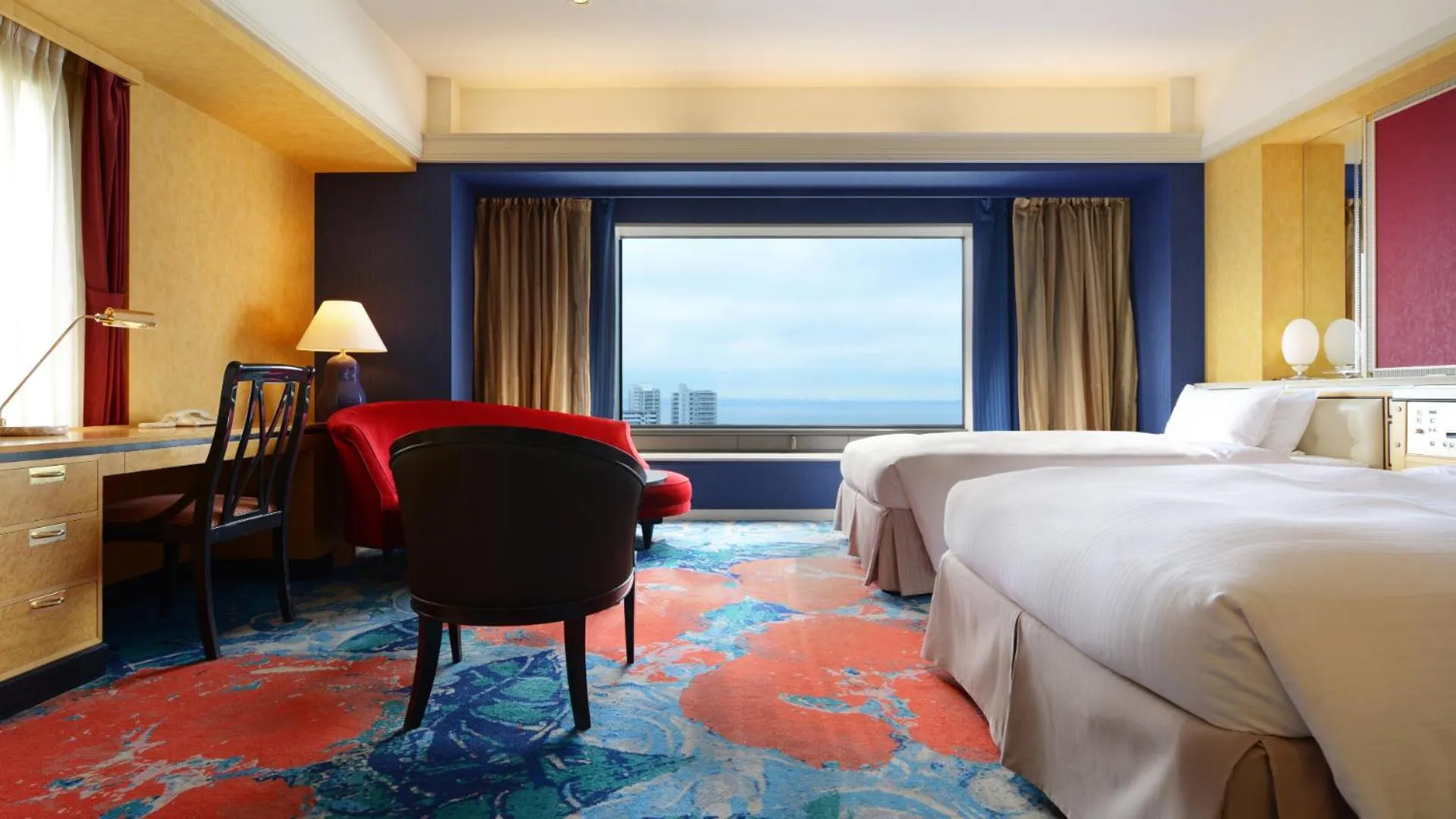 Photo of the whole room, Bed in Hotel New Otani Makuhari