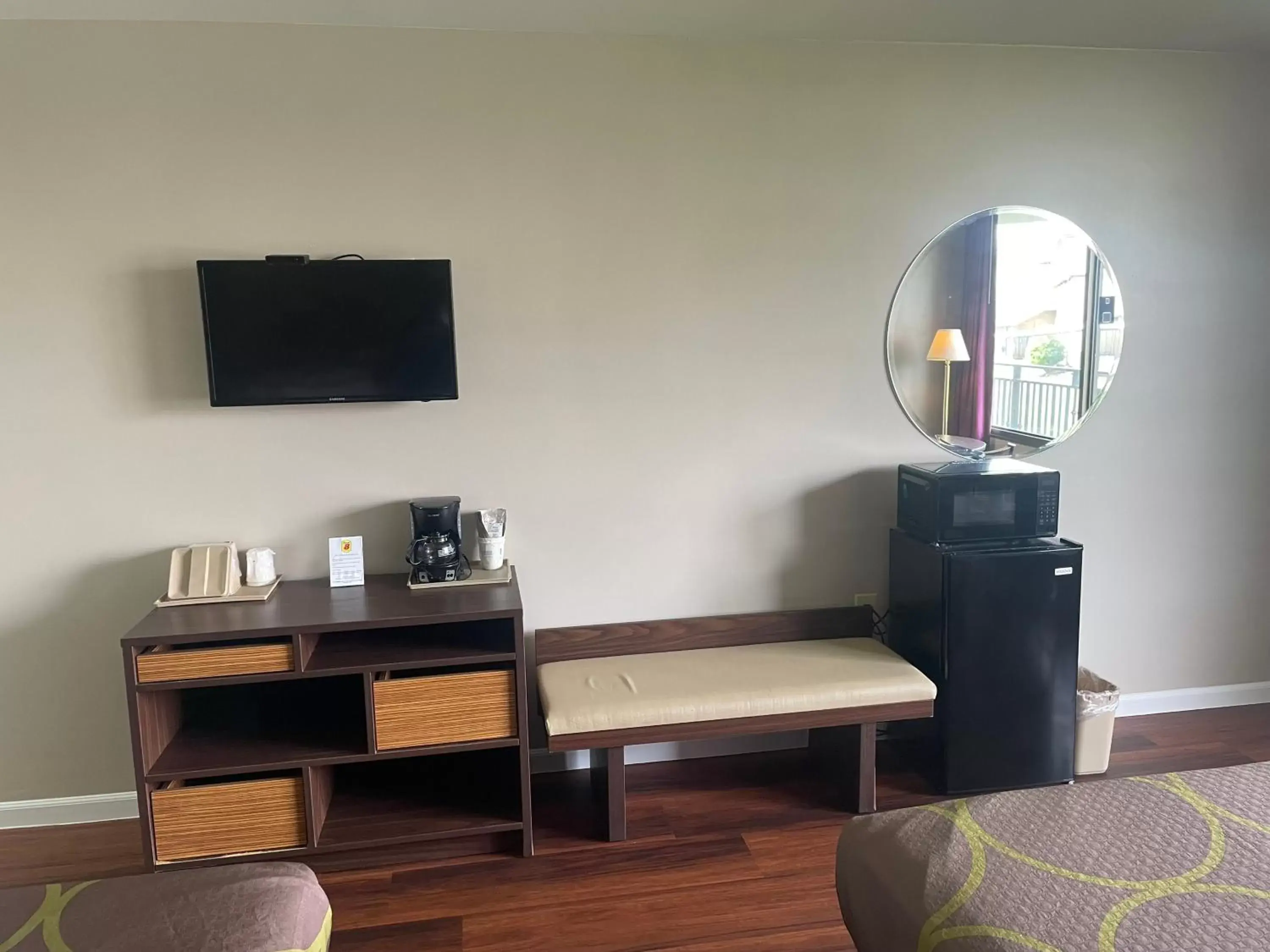 Swimming pool, TV/Entertainment Center in Super 8 by Wyndham Valdosta Mall