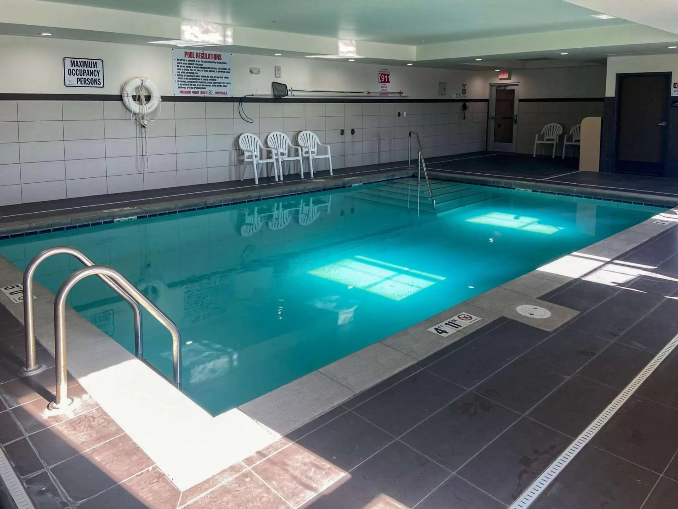 Pool view, Swimming Pool in Comfort Suites West Omaha