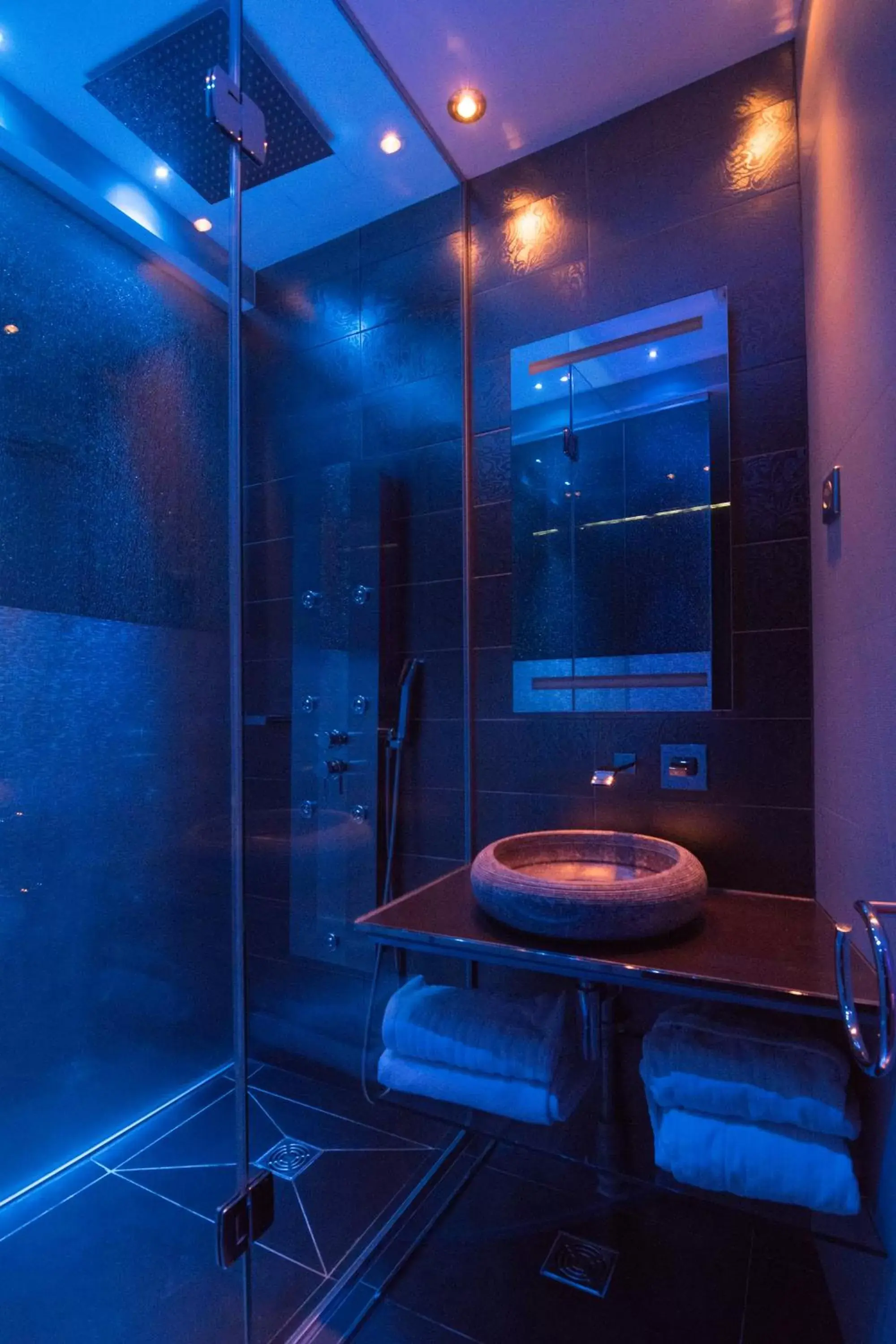 Bathroom in Secret de Paris - Hotel & Spa