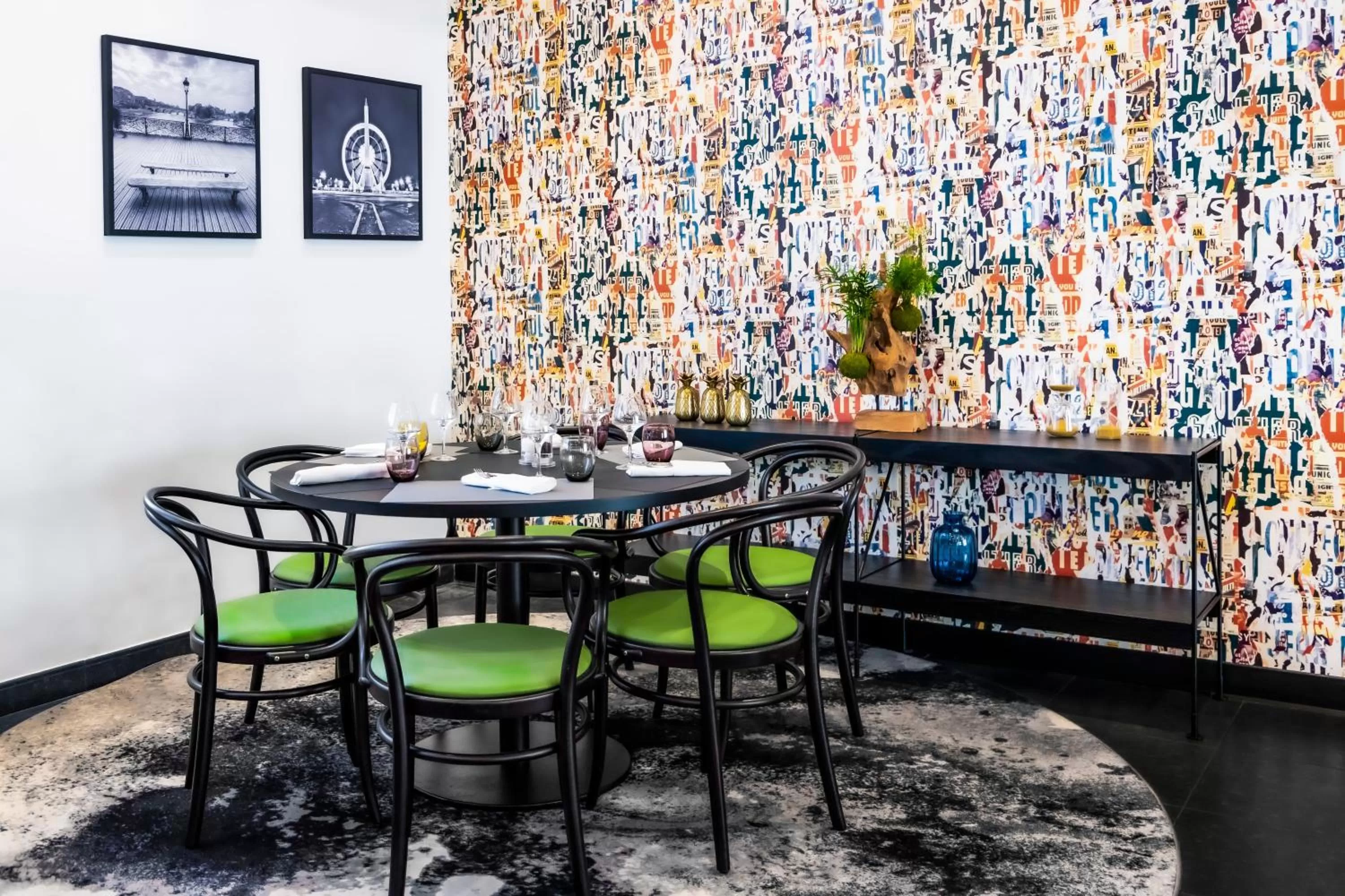 Restaurant/places to eat in Novotel Paris 17