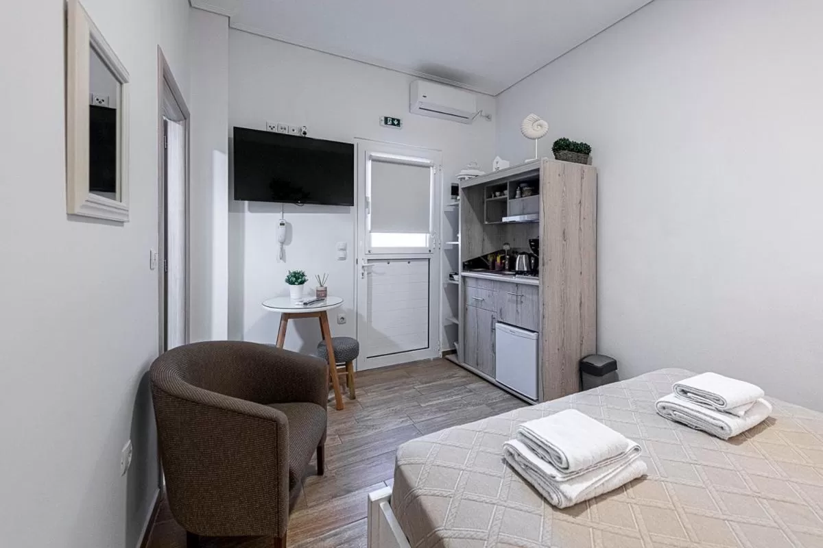 TV and multimedia, Bed in Comfort Stay Athens Airport Hotel - FREE shuttle from and to the airport