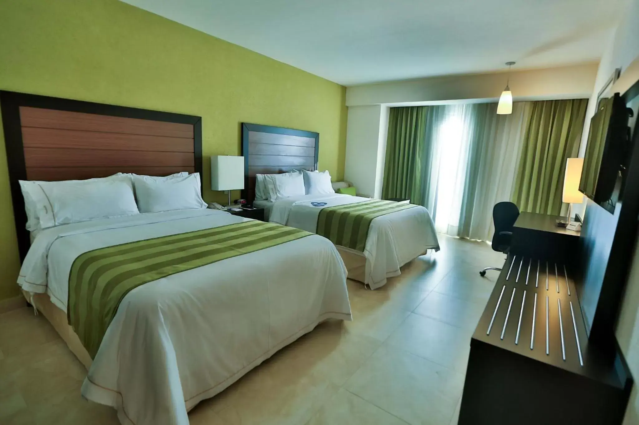 Photo of the whole room, Bed in Holiday Inn Express Xalapa