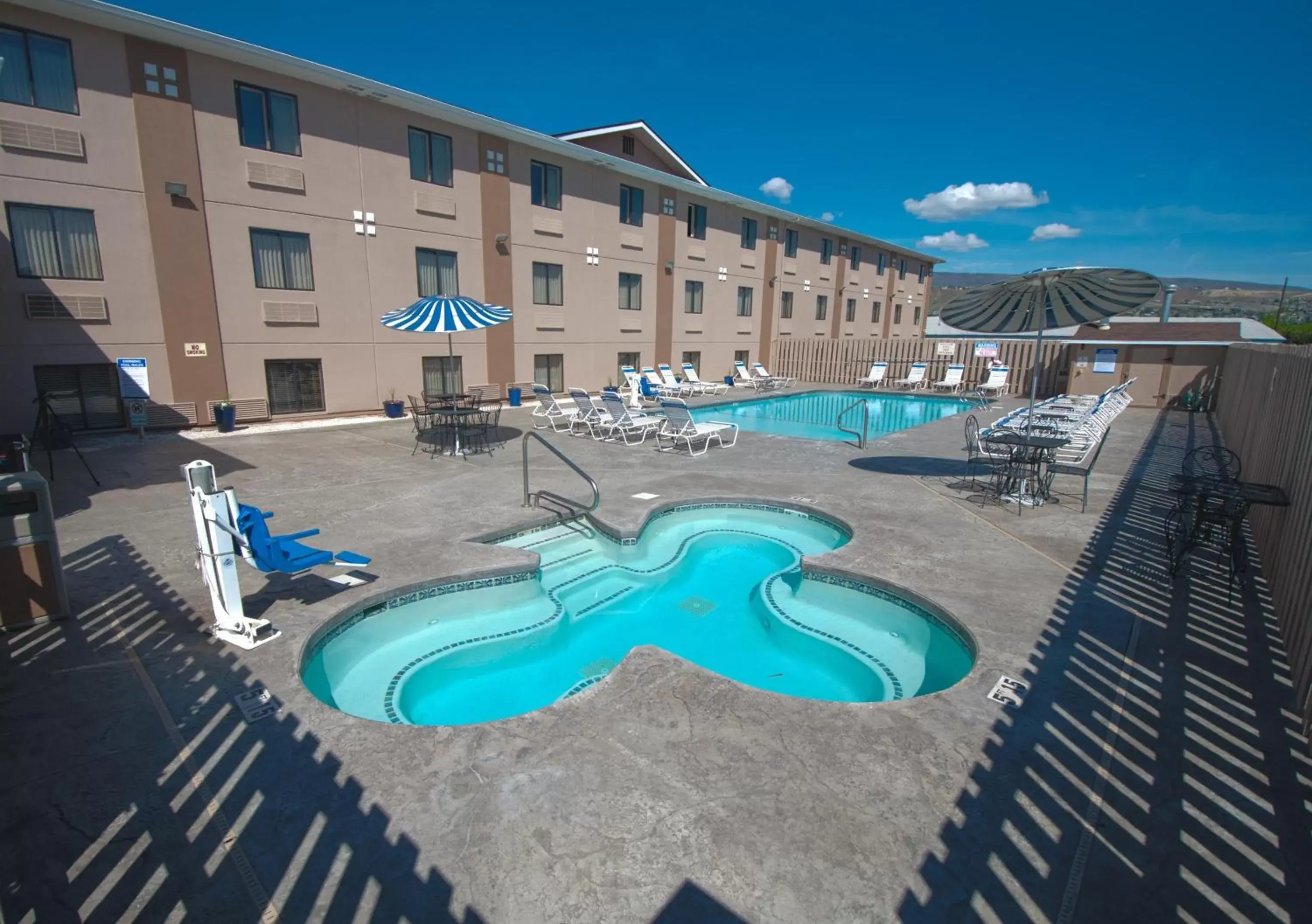 Swimming Pool in Quality Inn Wenatchee near Leavenworth