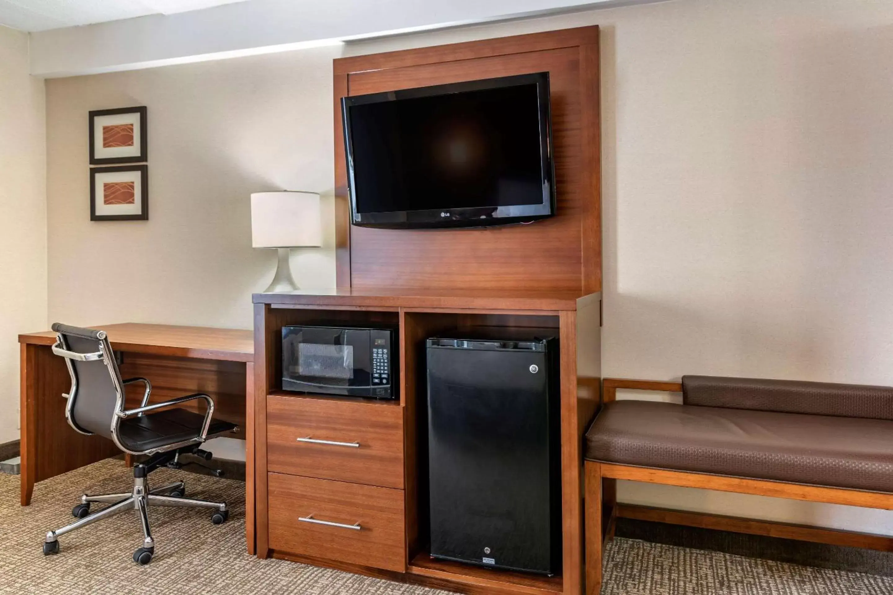 Photo of the whole room, TV/Entertainment Center in Comfort Inn Airport Manchester