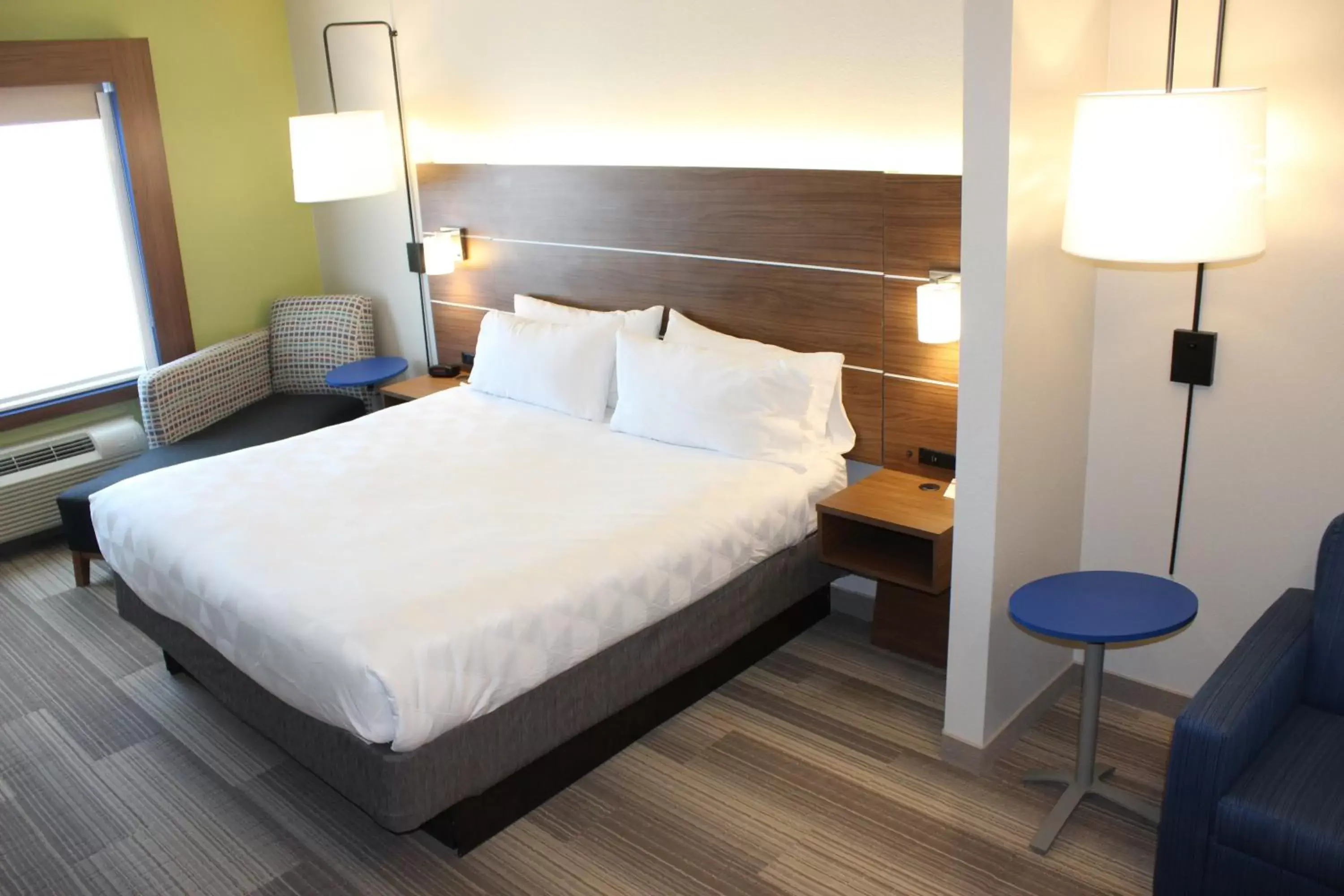Photo of the whole room, Bed in Holiday Inn Express Hotel & Suites Mansfield, an IHG Hotel