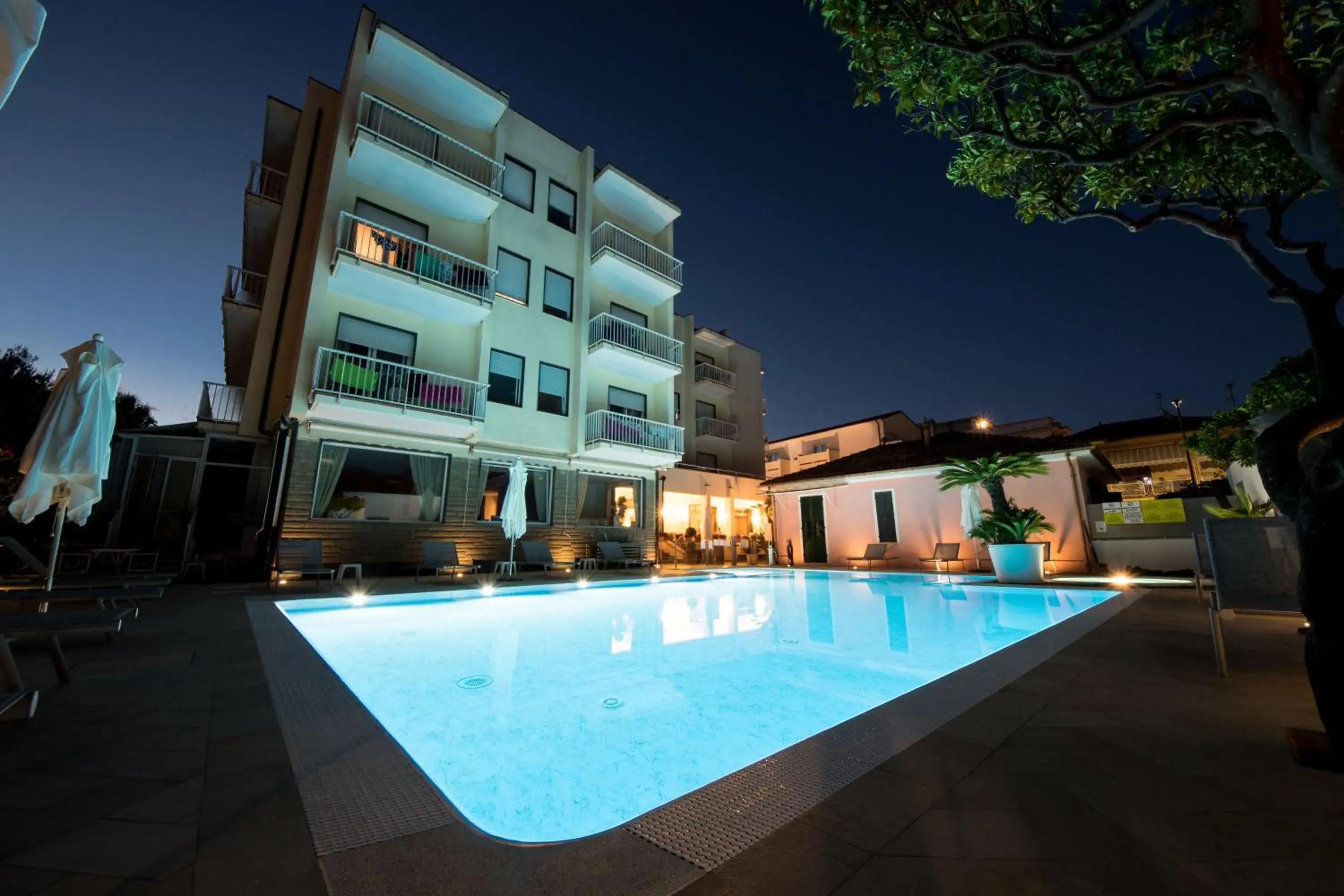 Property building, Swimming Pool in Hotel Splendid