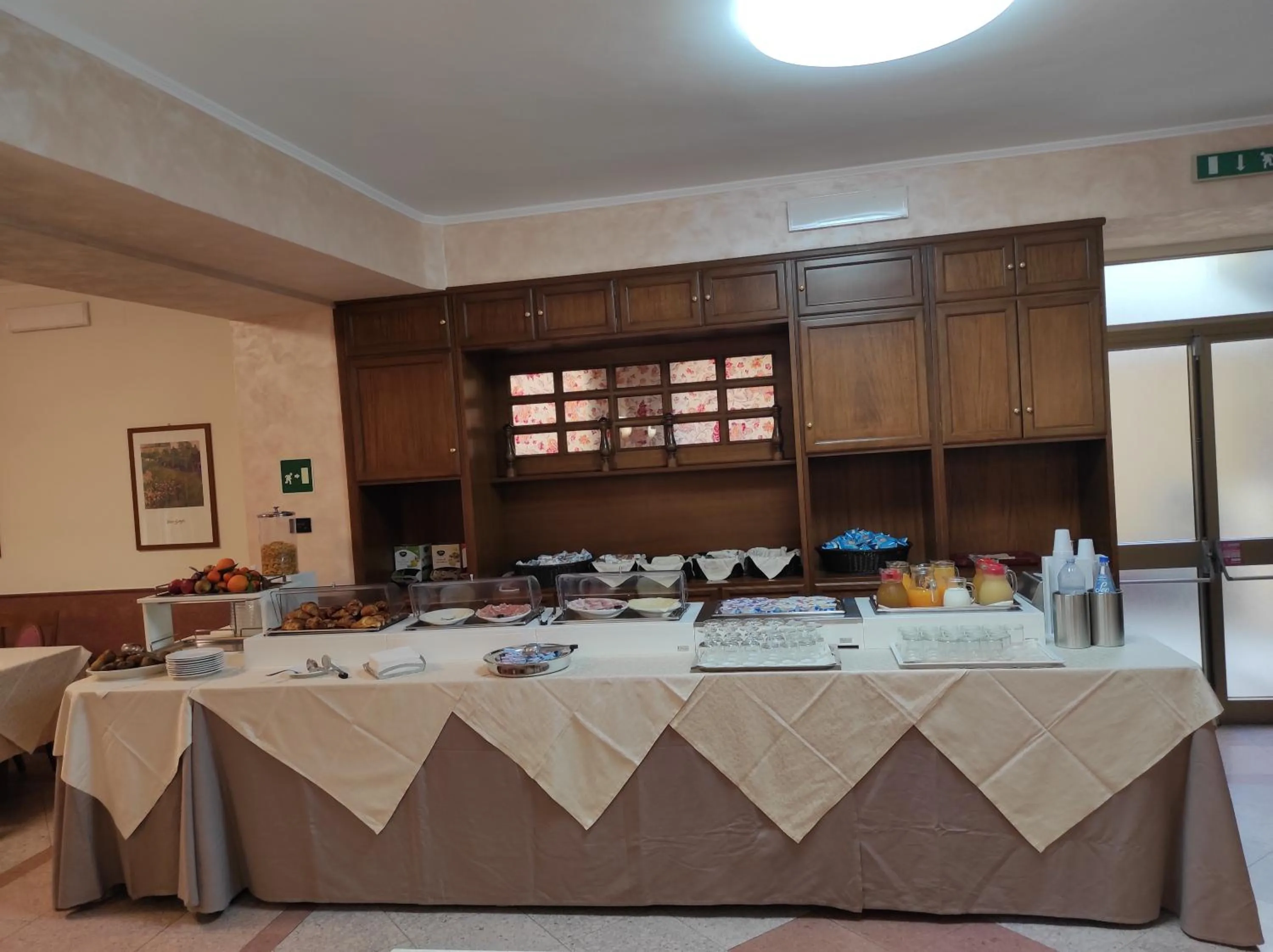 Buffet breakfast in Il Nocchiero City Hotel