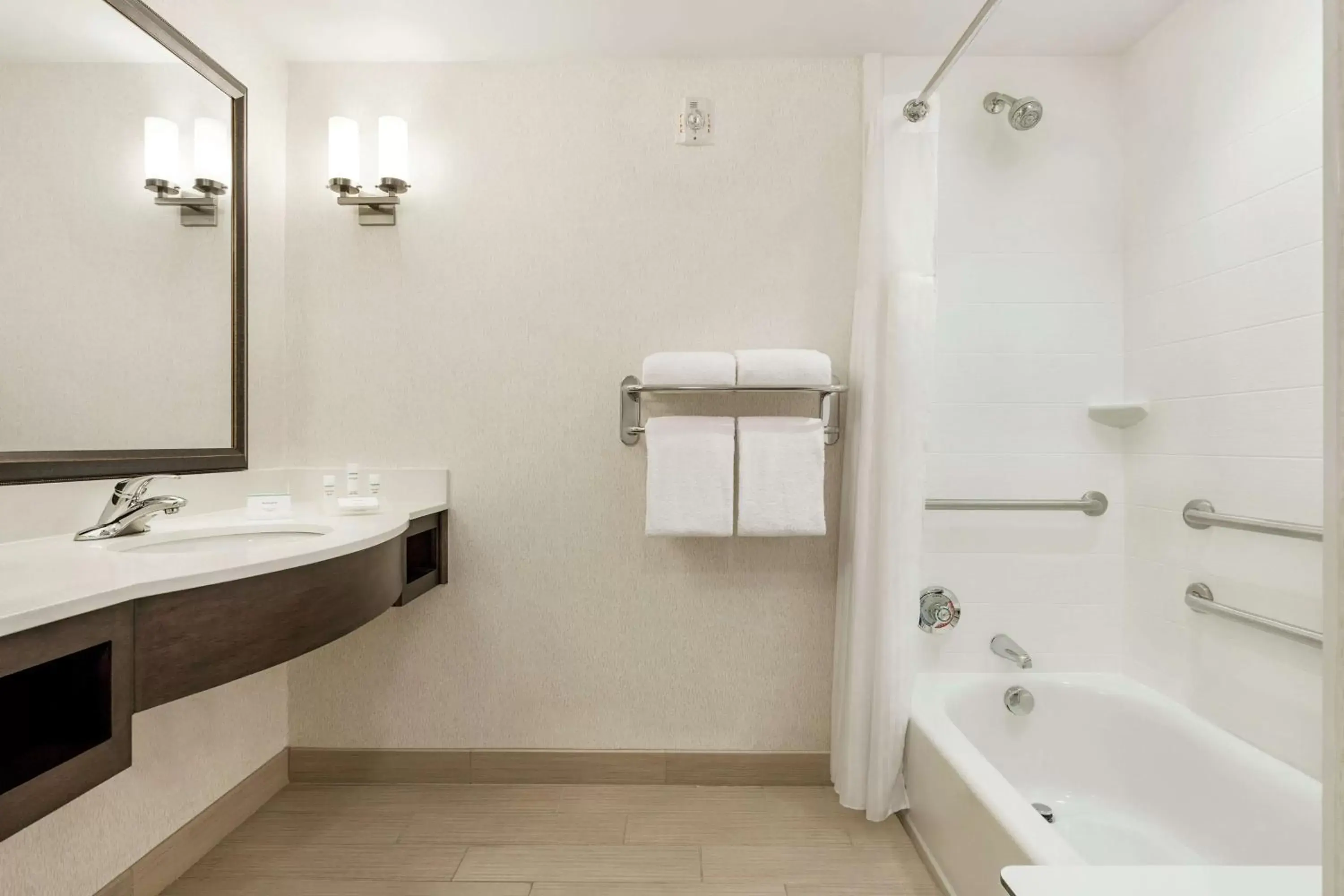 Bathroom in Hilton Garden Inn Wallingford/Meriden