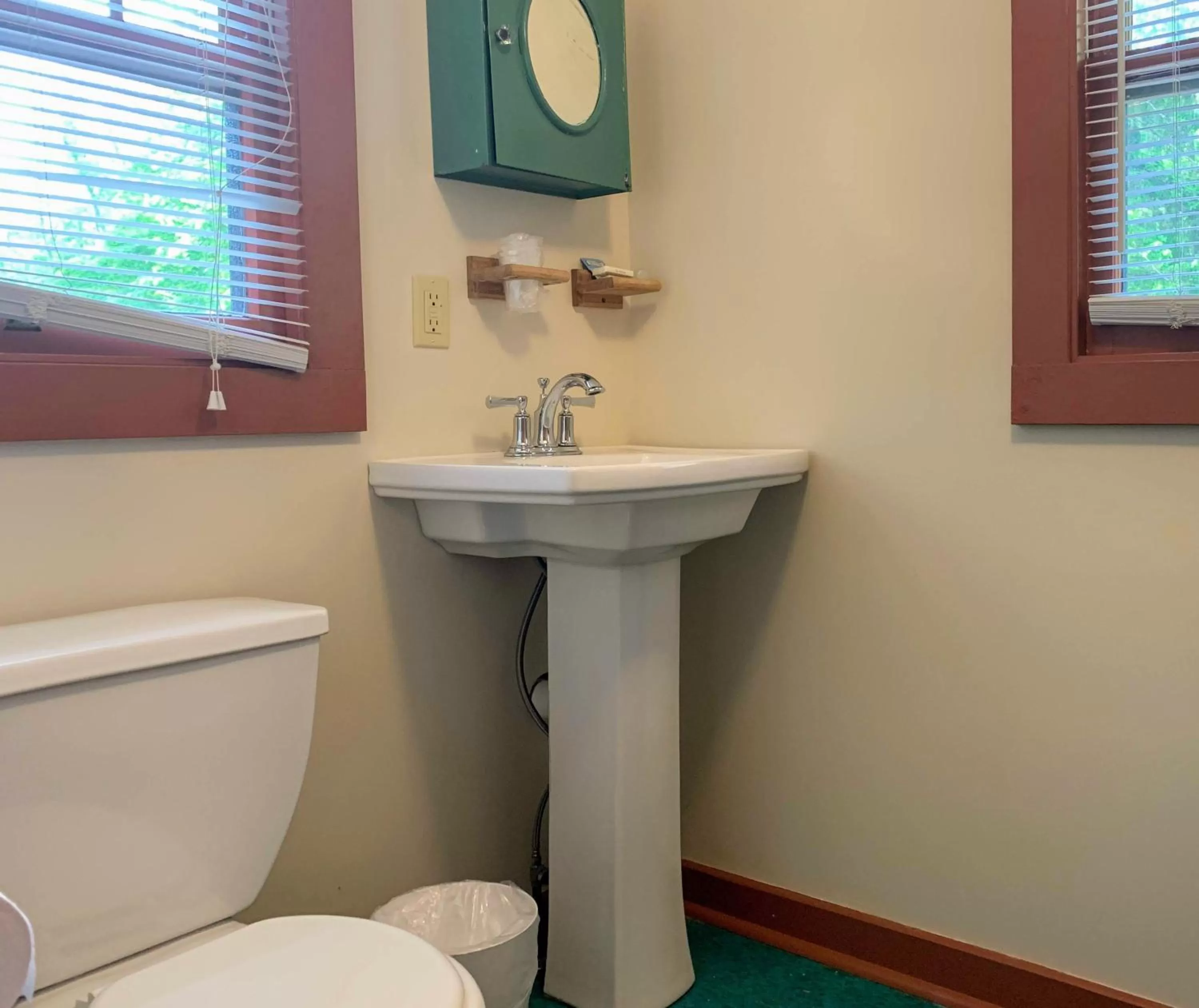 Bathroom in Lakeside Inn