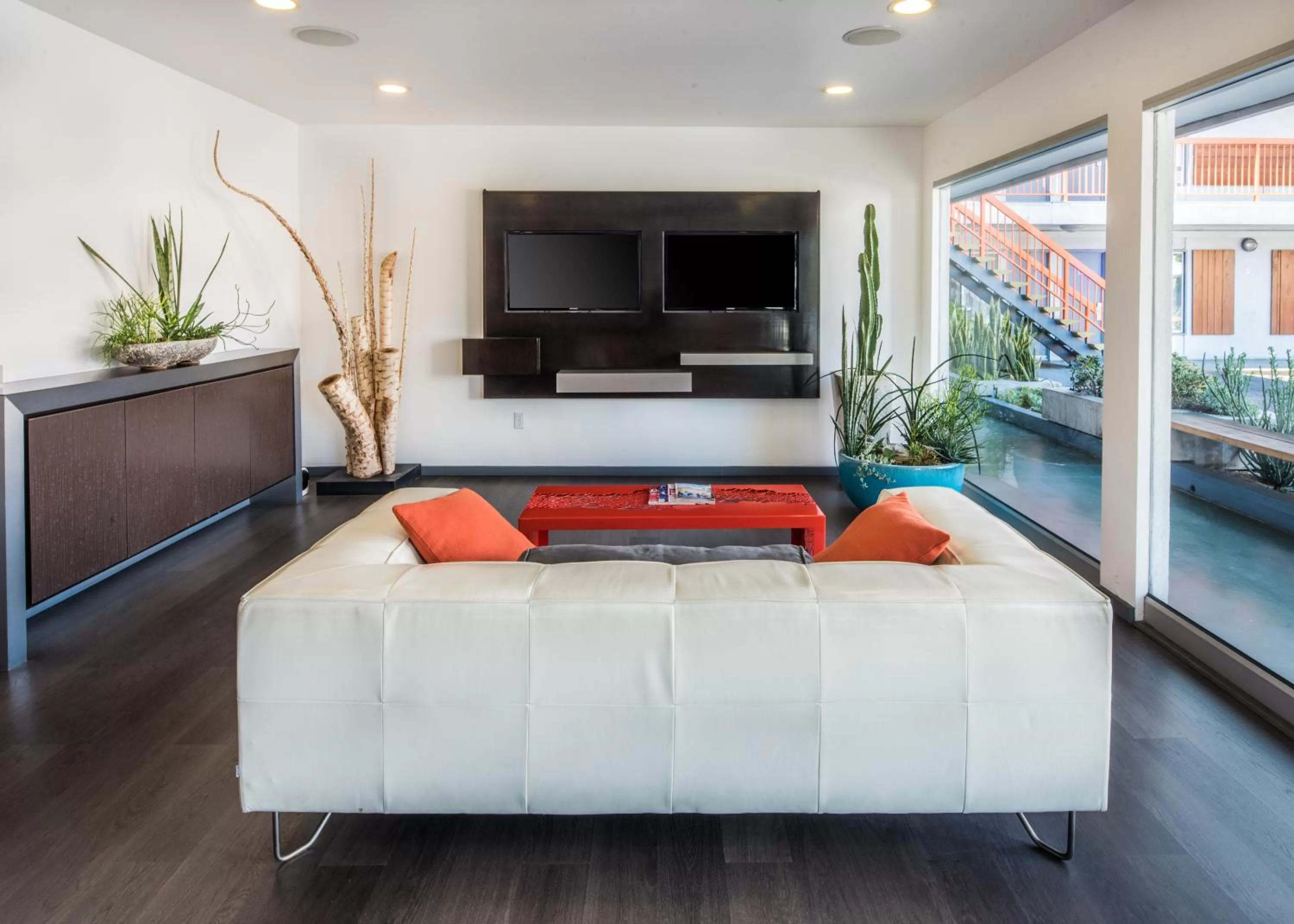 Lobby or reception in The Tangerine - a Burbank Hotel