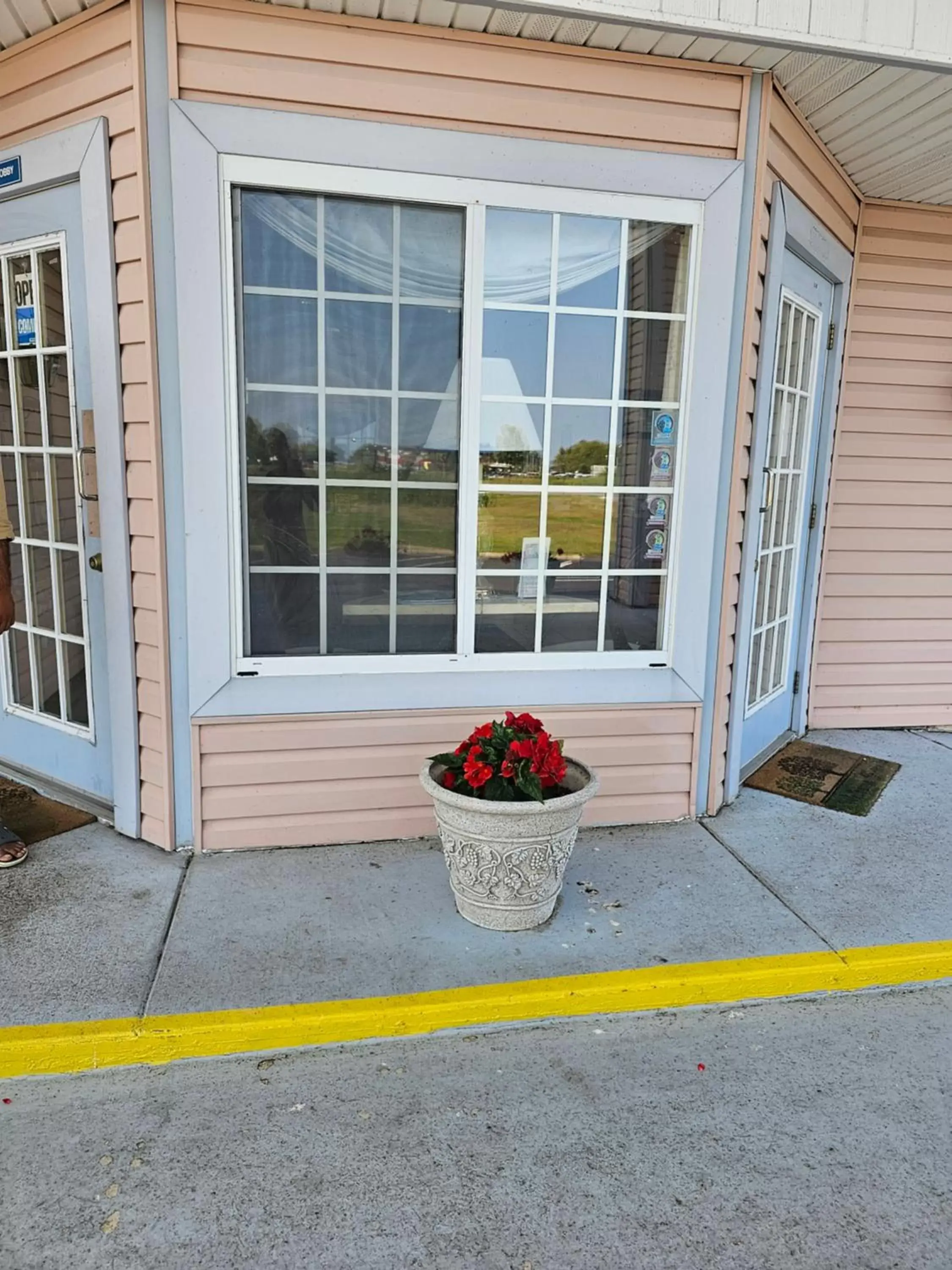 Facade/entrance in Great Lakes Inn Mackinaw City