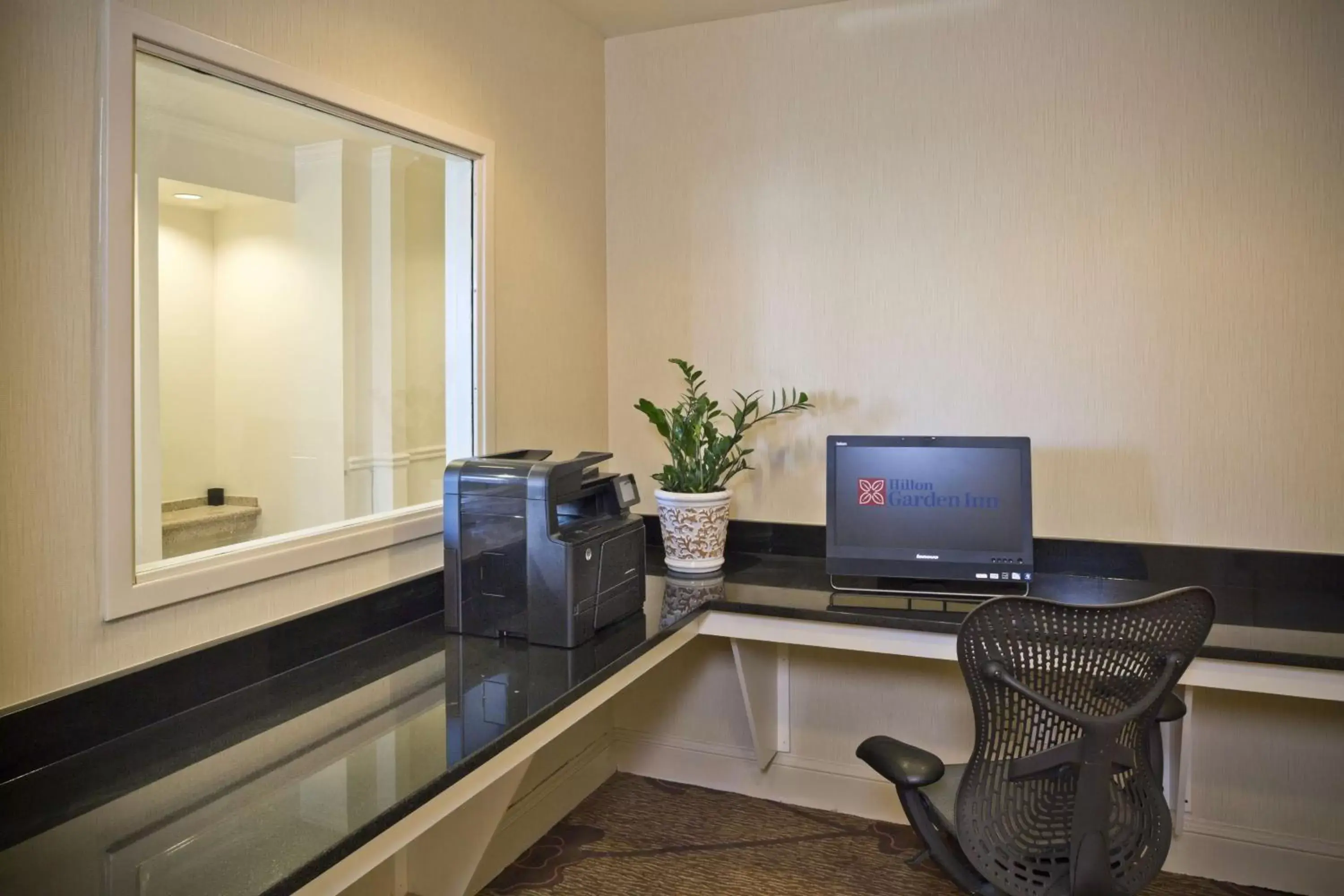 Business facilities, TV/Entertainment Center in Hilton Garden Inn White Marsh