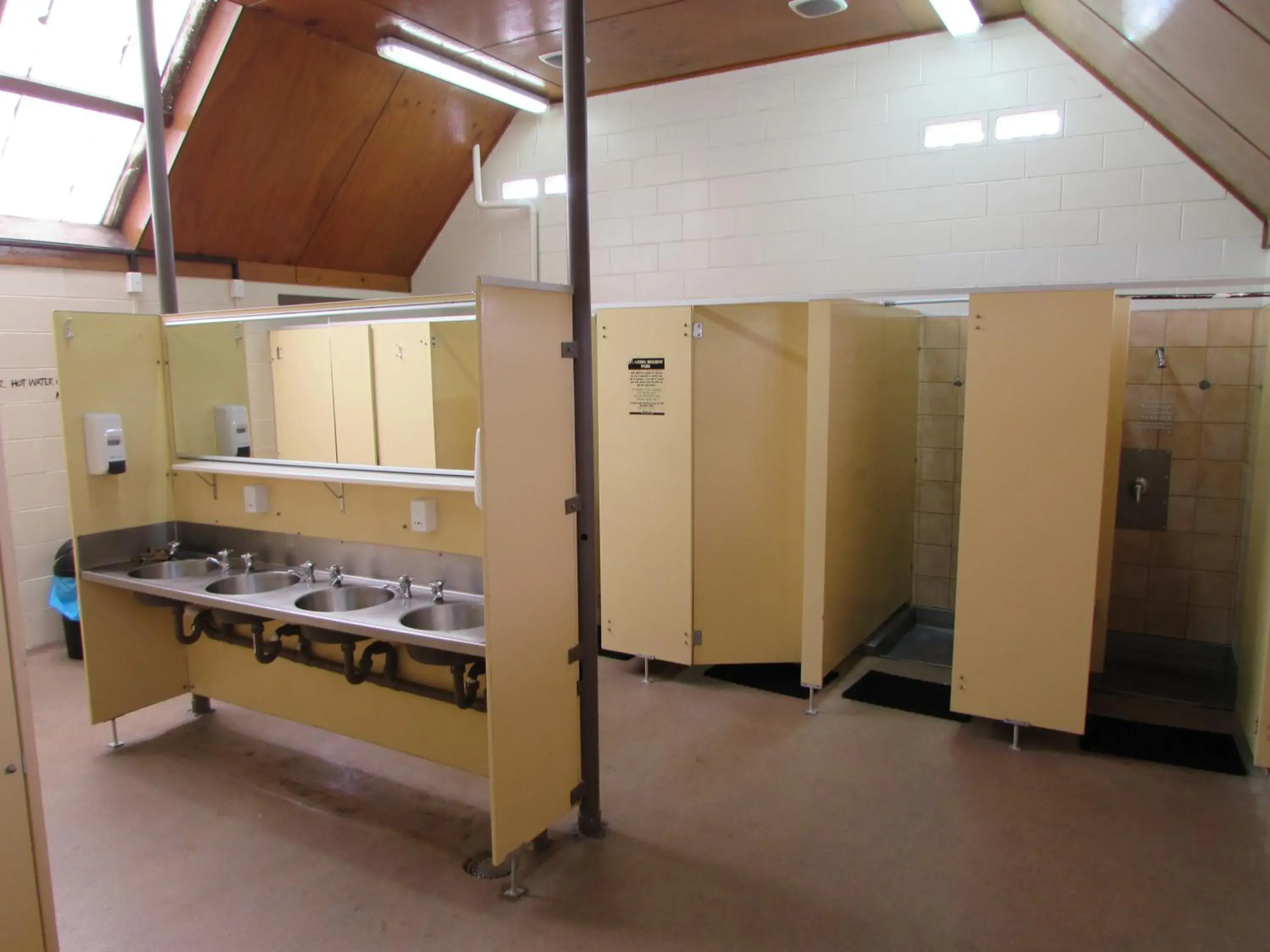 Shower, Kitchen/Kitchenette in Dunedin Holiday Park