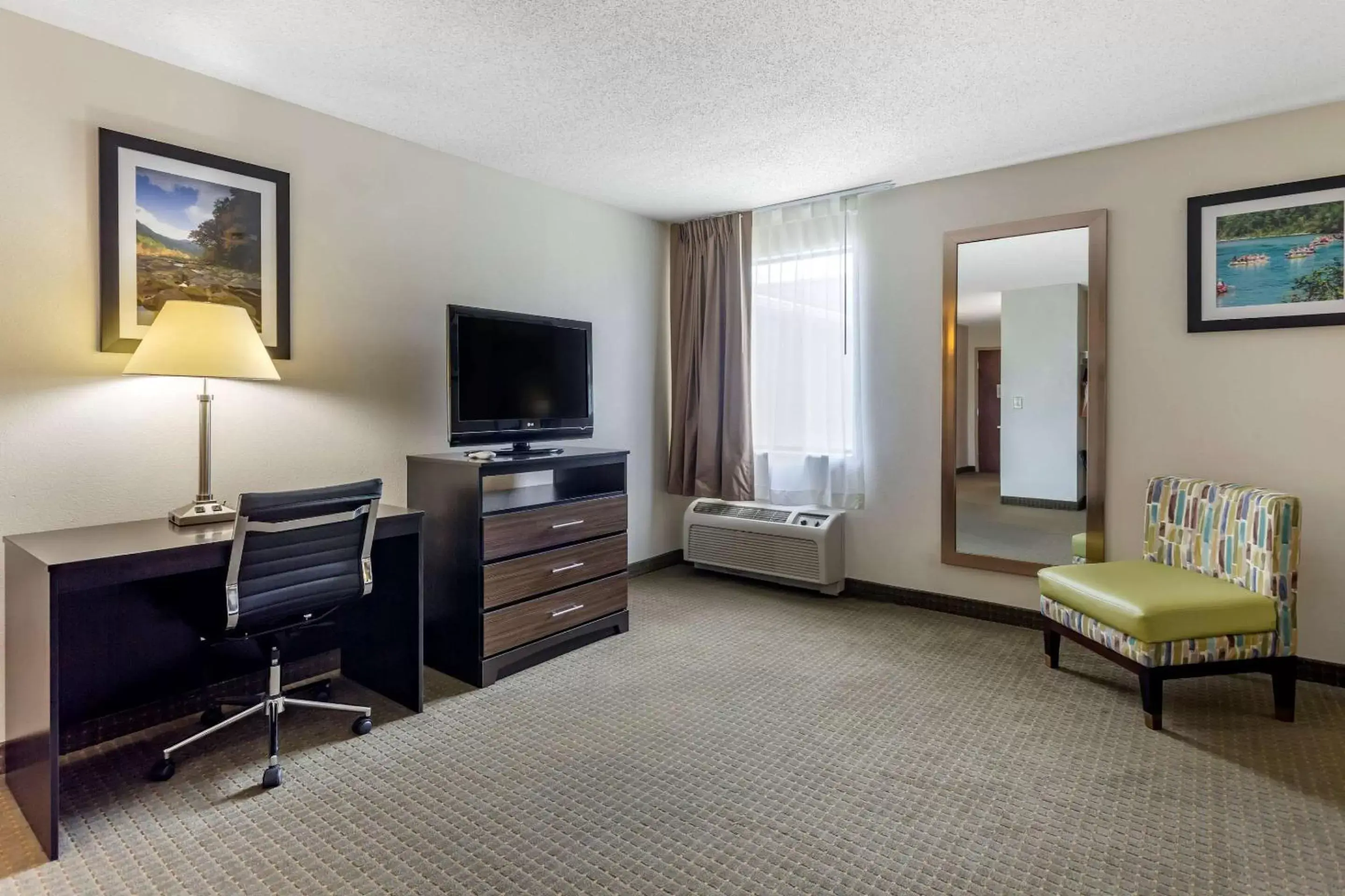 Photo of the whole room, TV/Entertainment Center in Quality Inn