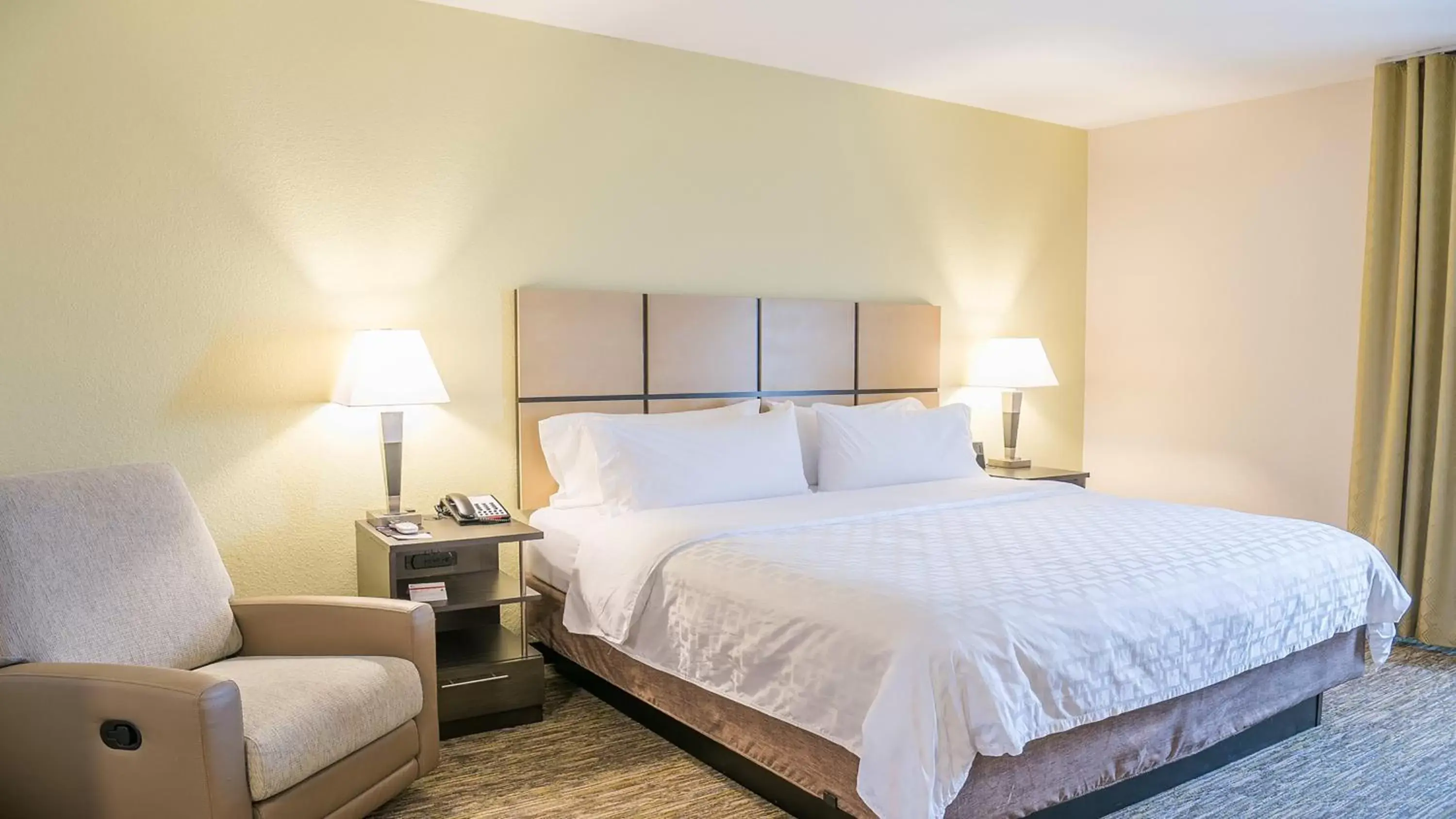 Photo of the whole room, Bed in Candlewood Suites Bay City, an IHG Hotel