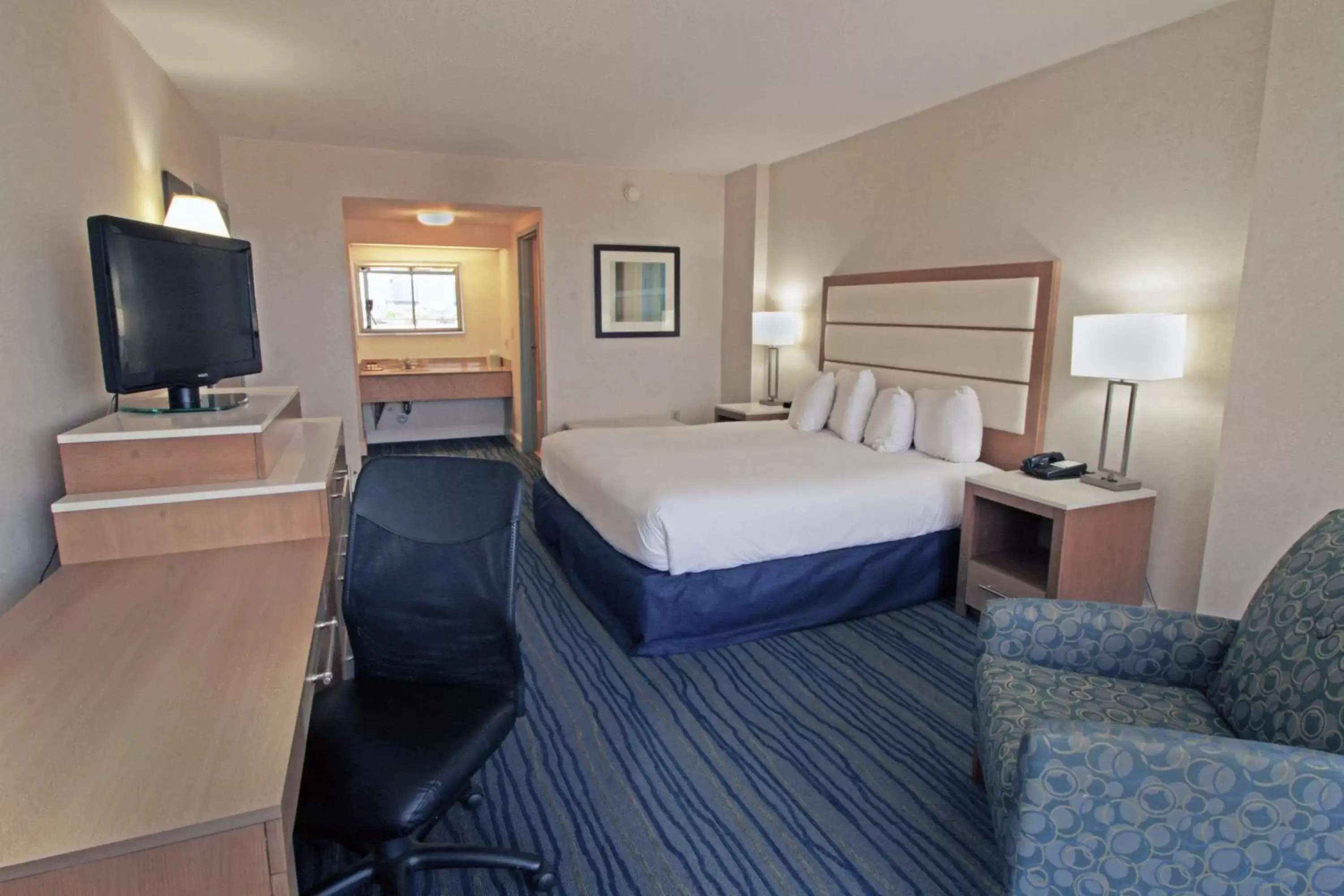 Bedroom, Bed in Wyndham Virginia Beach Oceanfront