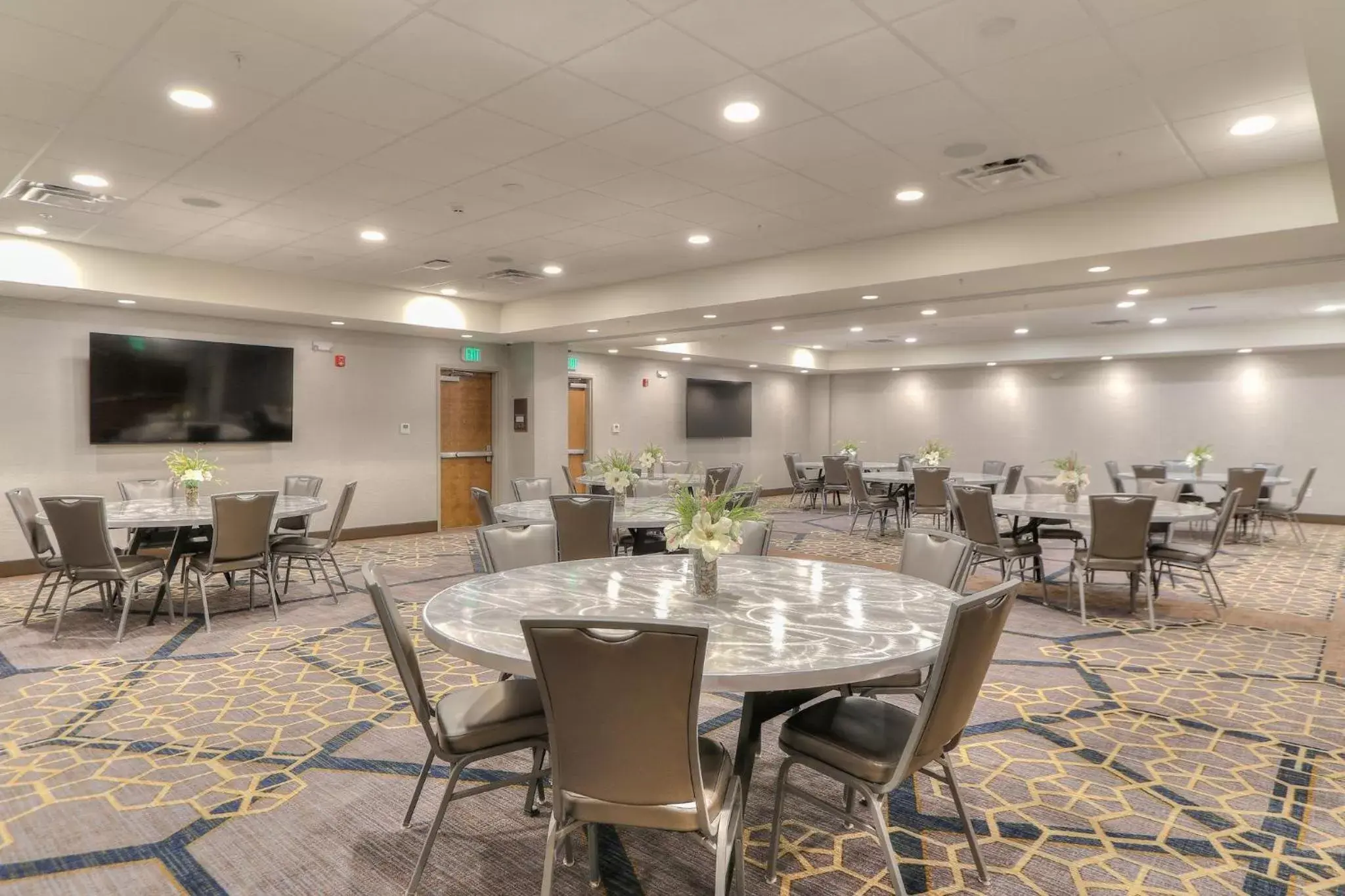 Meeting/conference room, Restaurant/Places to Eat in Holiday Inn & Suites Pigeon Forge Convention Center, an IHG Hotel