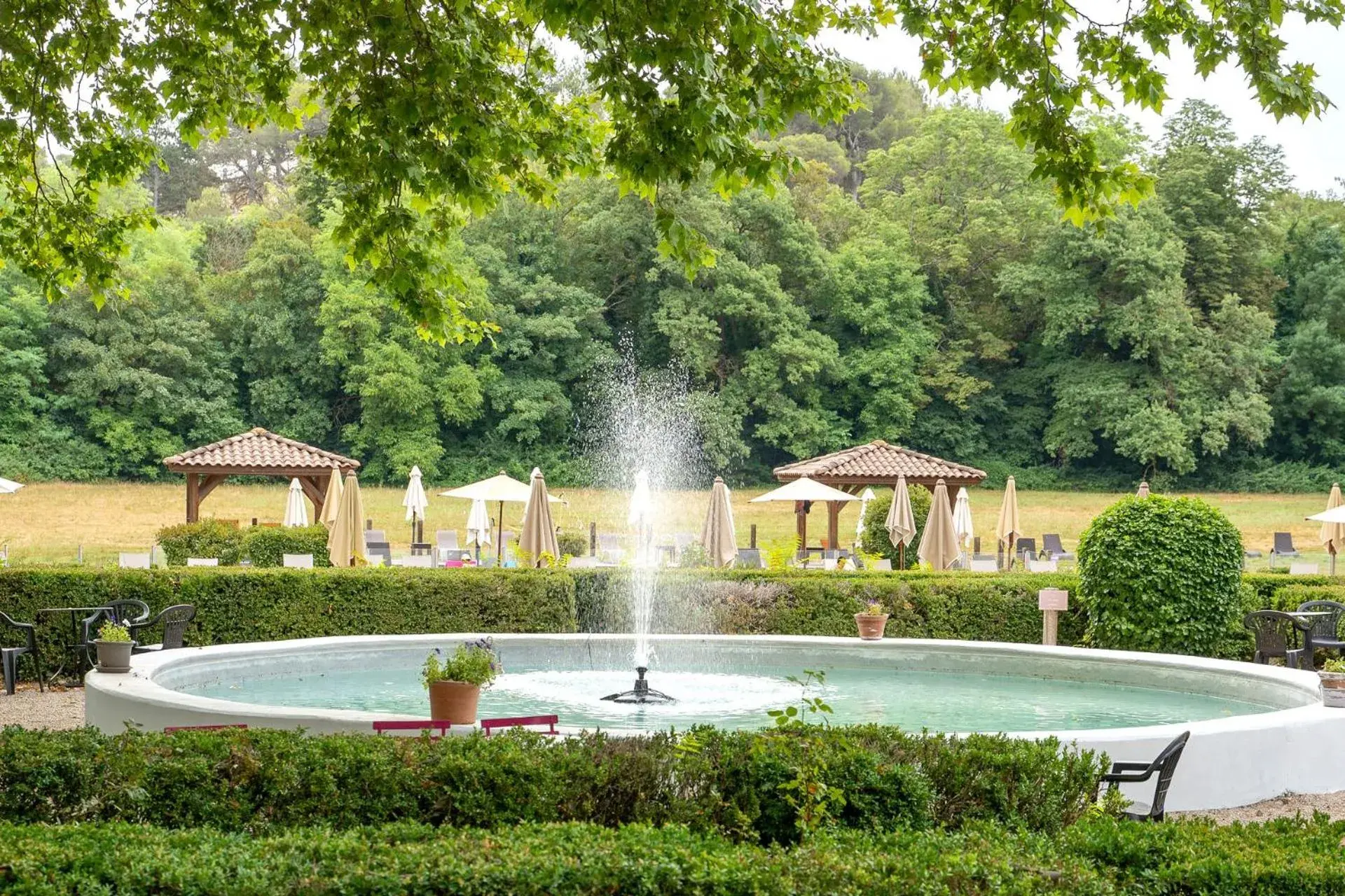 Garden, Swimming Pool in Le Moulin de Vernègues Hôtel & Spa