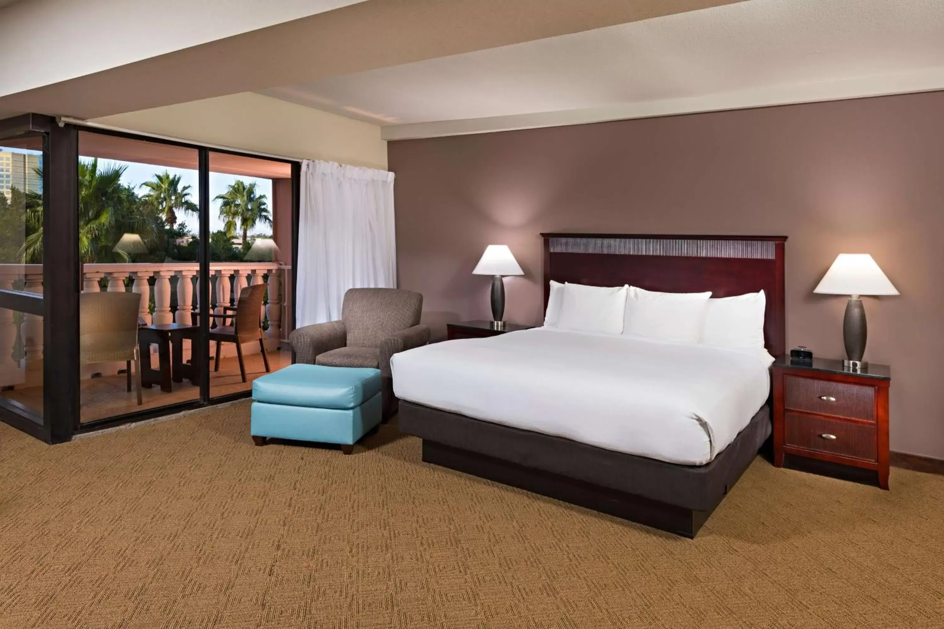 Living room, Bed in Doubletree by Hilton Phoenix Mesa