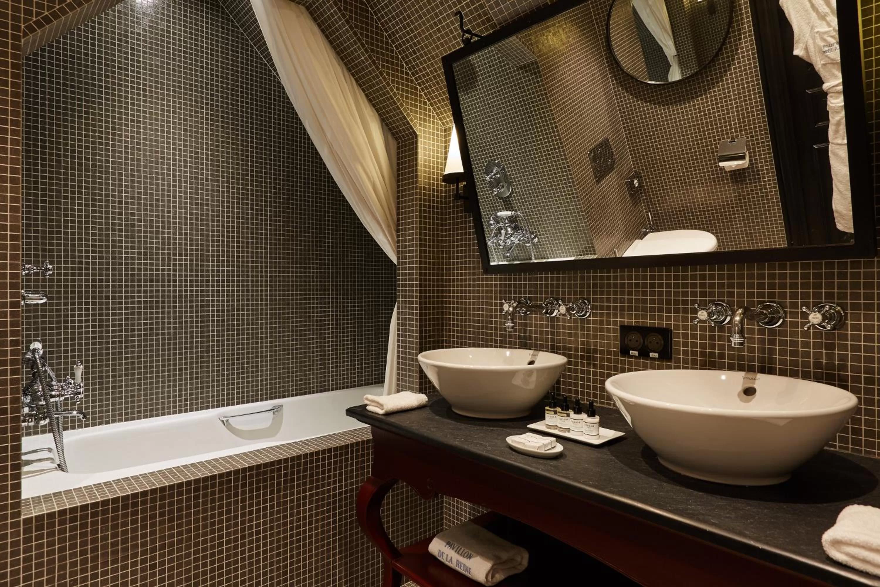Bathroom in Le Pavillon de la Reine & Spa, Place des Vosges