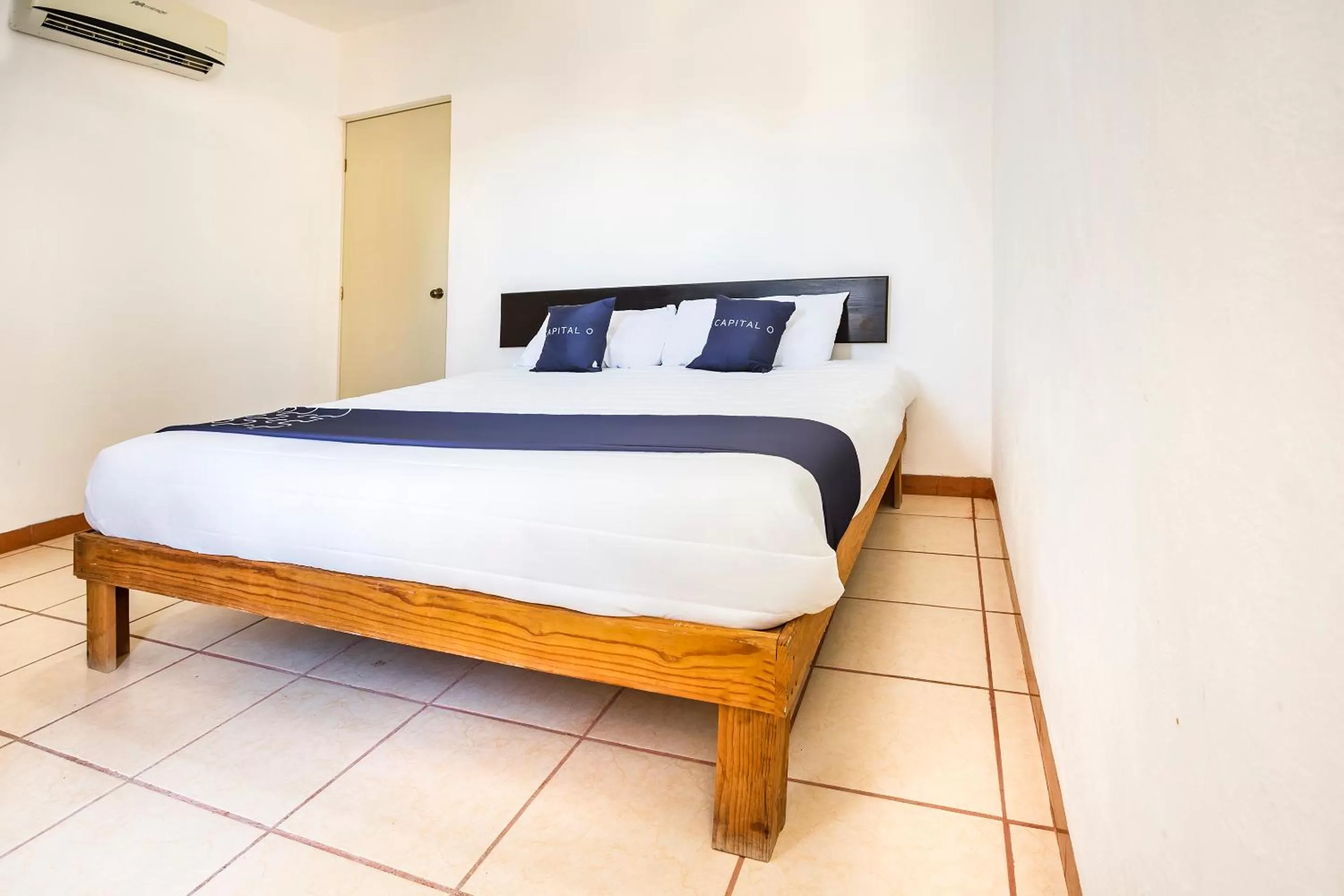 Bedroom, Bed in Capital O Oxtankah,chetumal bay