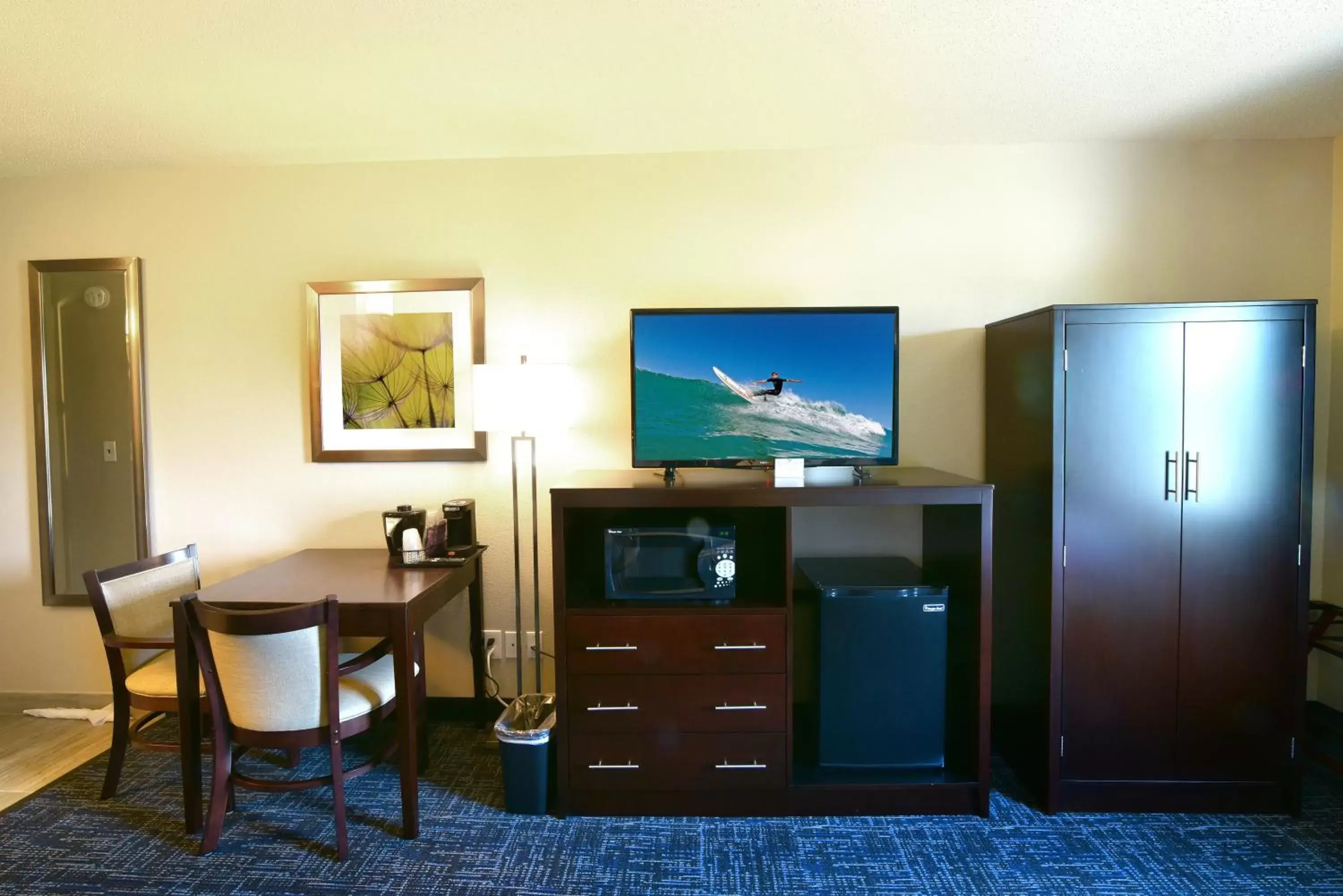 Bedroom, TV/Entertainment Center in Best Western Plus Flint Airport Inn & Suites