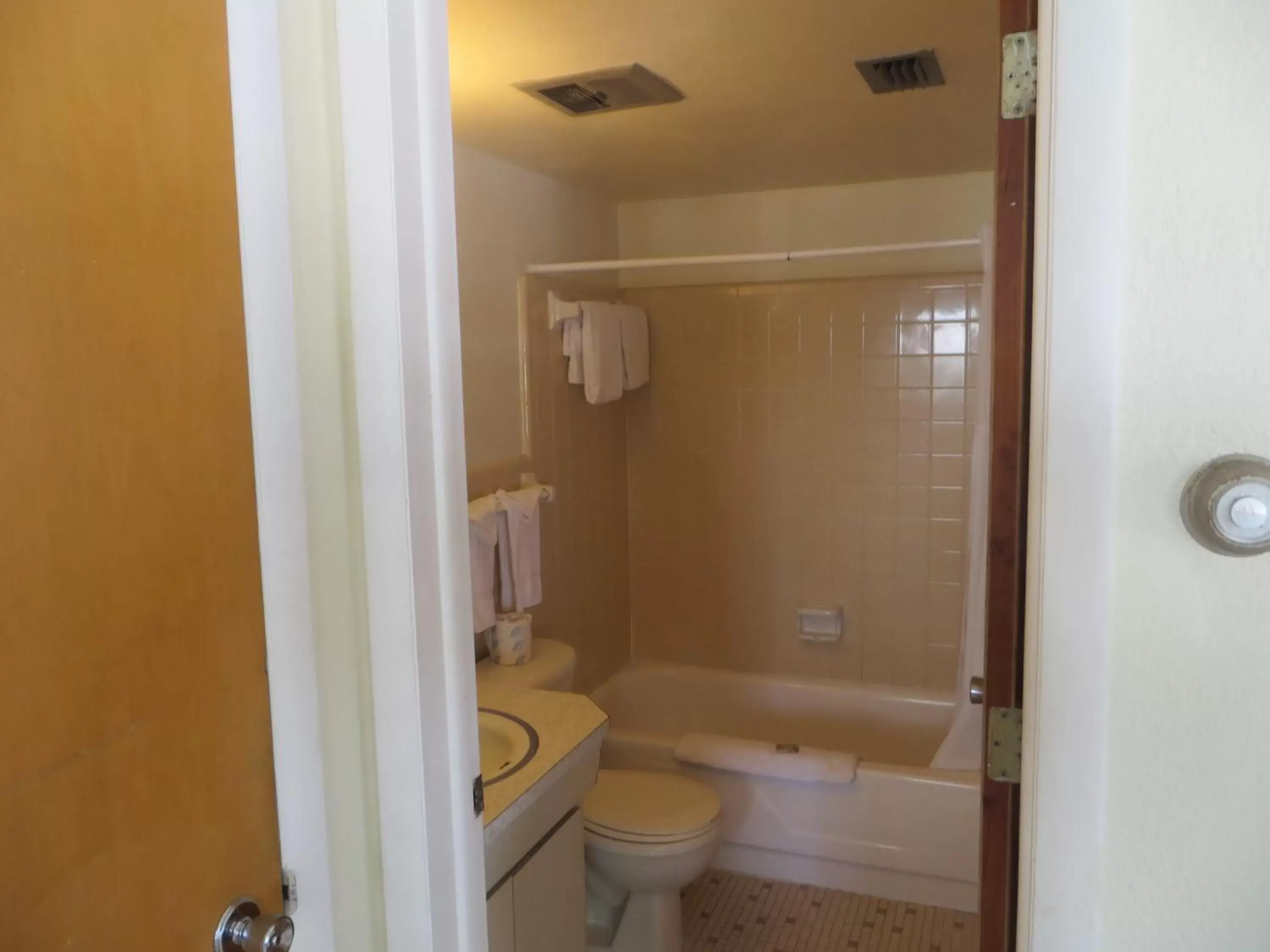 Molloy Suite - 1 Full 1 Twin Bed in Molloy Gulf Motel & Cottages Molloy Suite - 1 Full 1 Twin Bed in Molloy Gulf Motel & Cottages