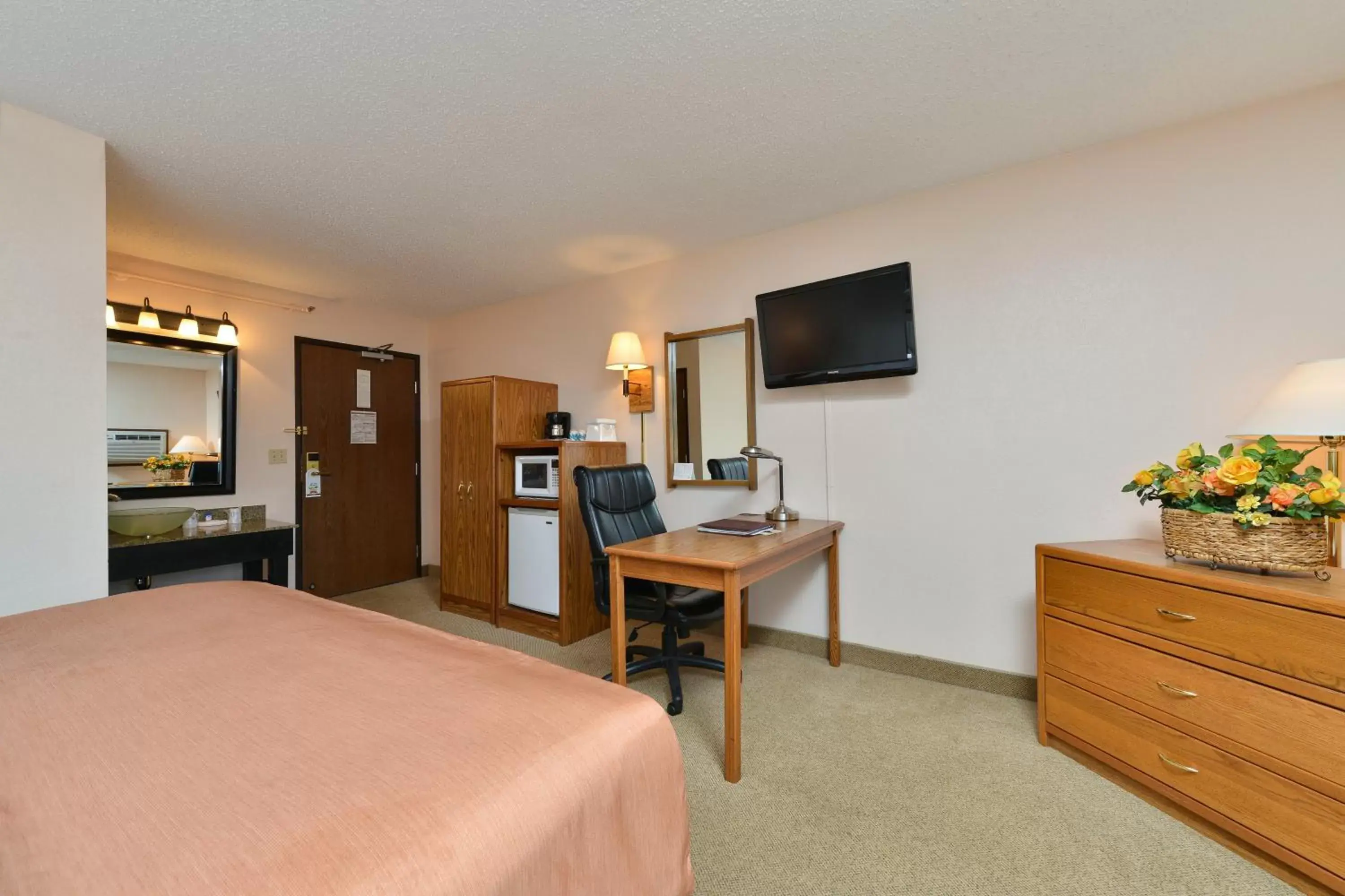 Bedroom, TV/Entertainment Center in Super 8 by Wyndham Rapid City