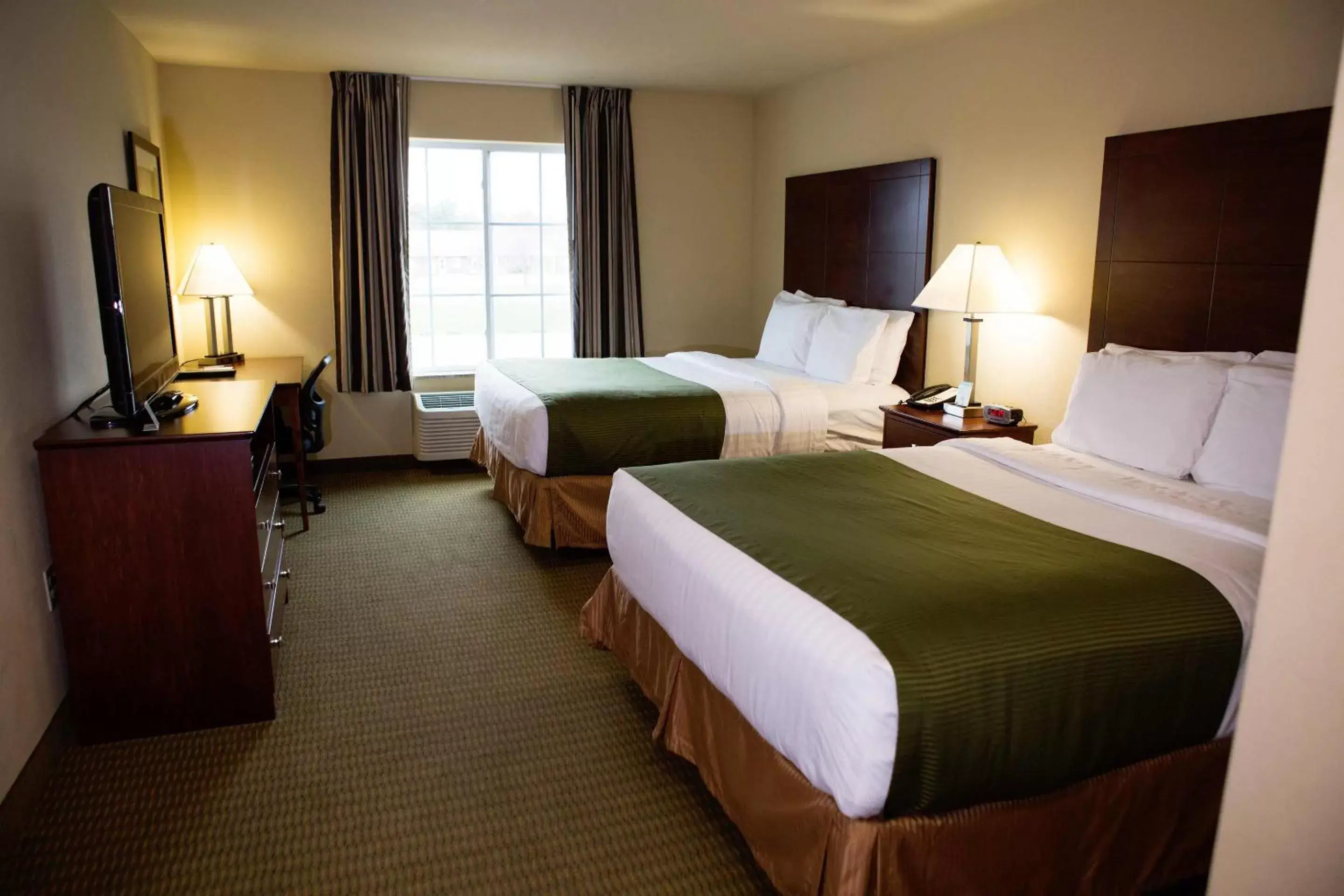 Photo of the whole room, Bed in Cobblestone Hotel & Suites - Knoxville