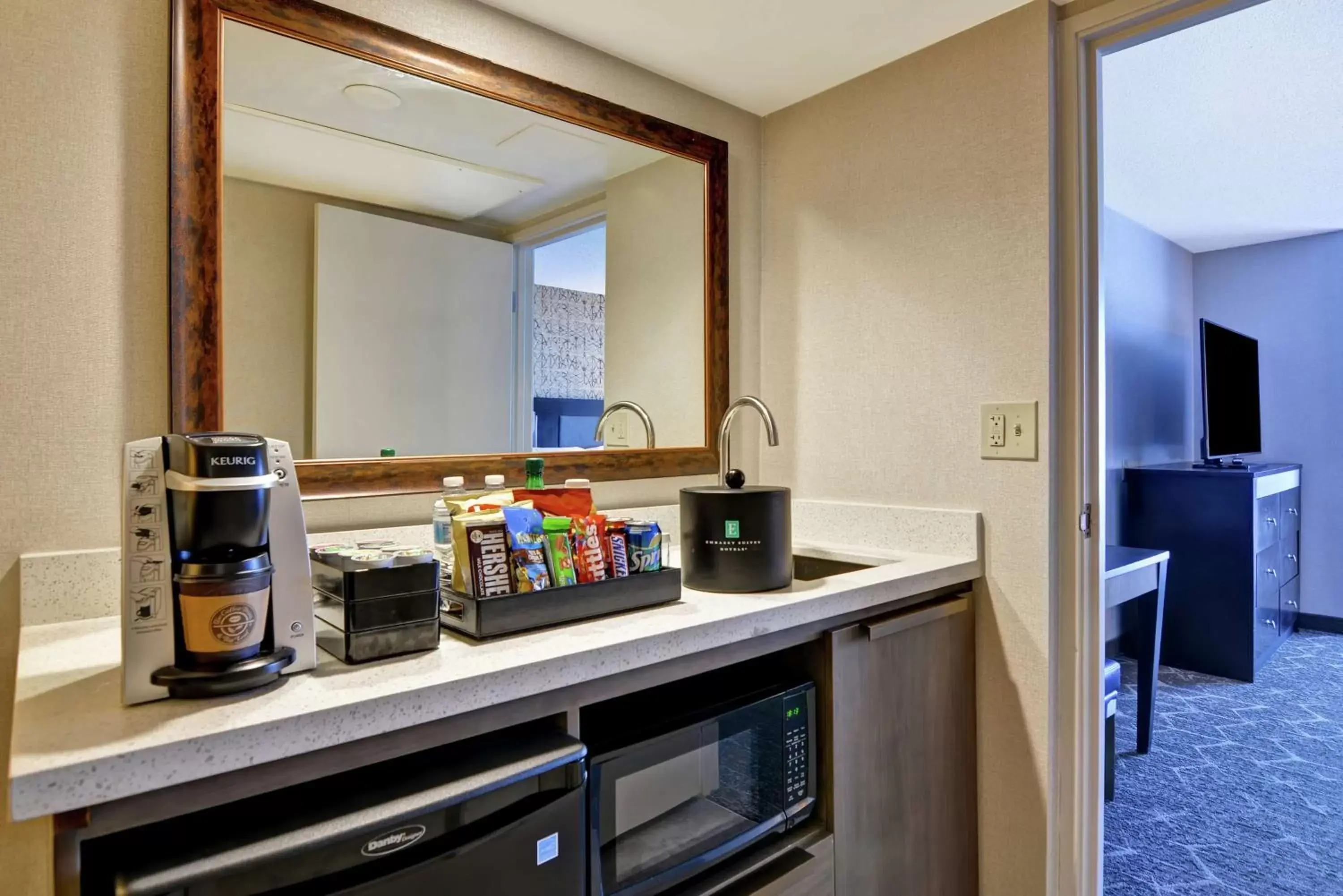 Photo of the whole room, Kitchen/Kitchenette in Embassy Suites by Hilton Minneapolis Airport