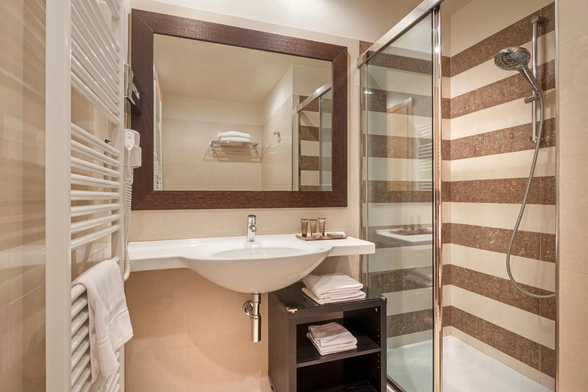Shower, Bathroom in Hotel Nazionale